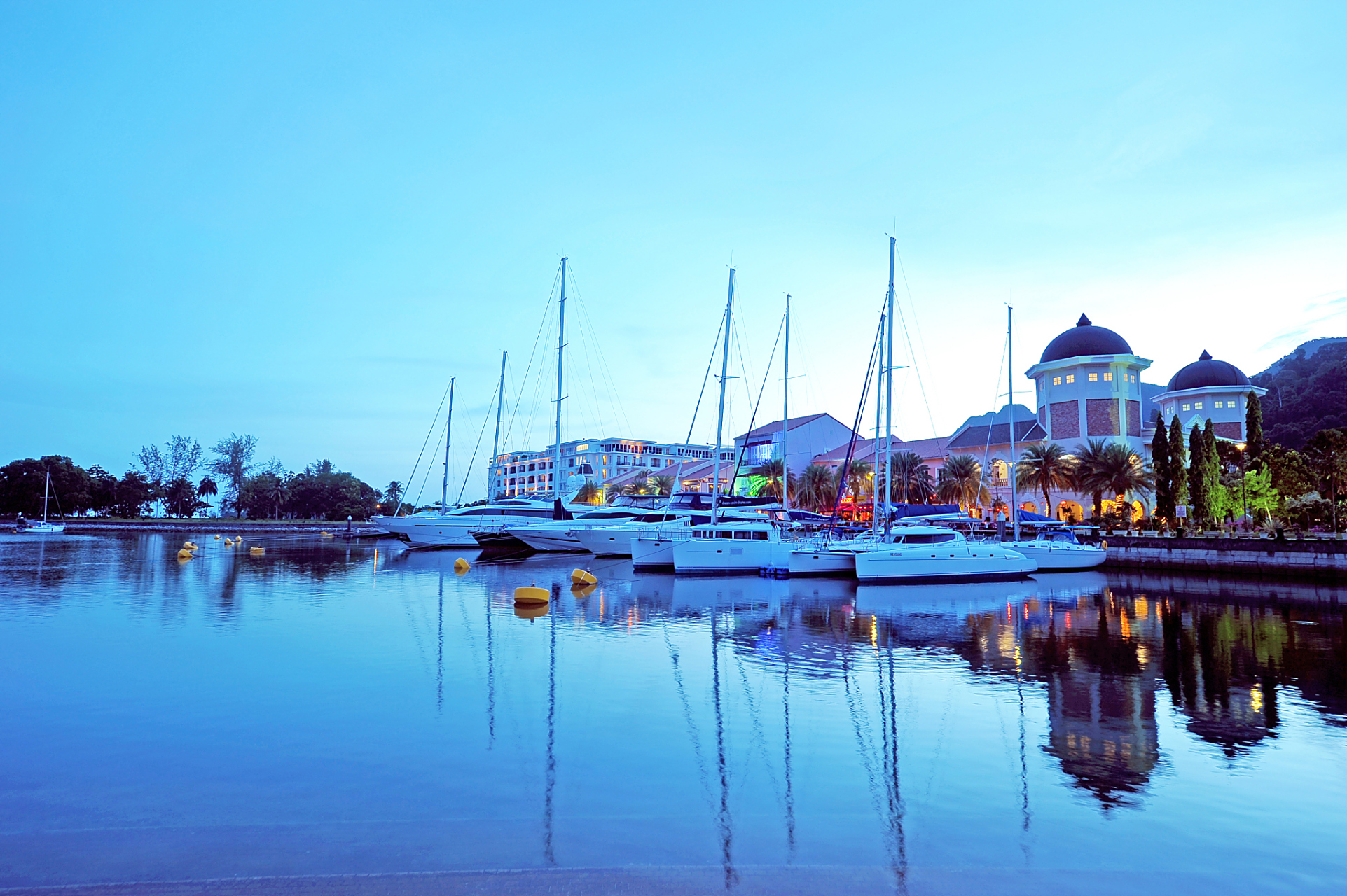 烟台渔人码头,位于山东半岛东部,是一片风景如画的旅游胜地.