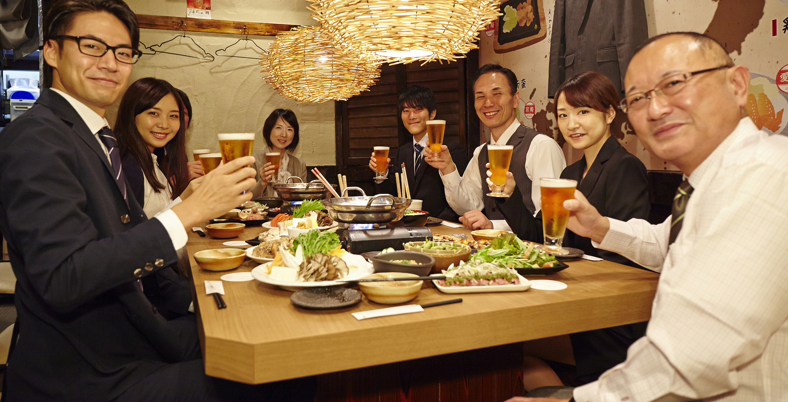 部门8人聚餐庆祝,偶遇老板一家人,同事很热情地邀请老板一起,老板欣然