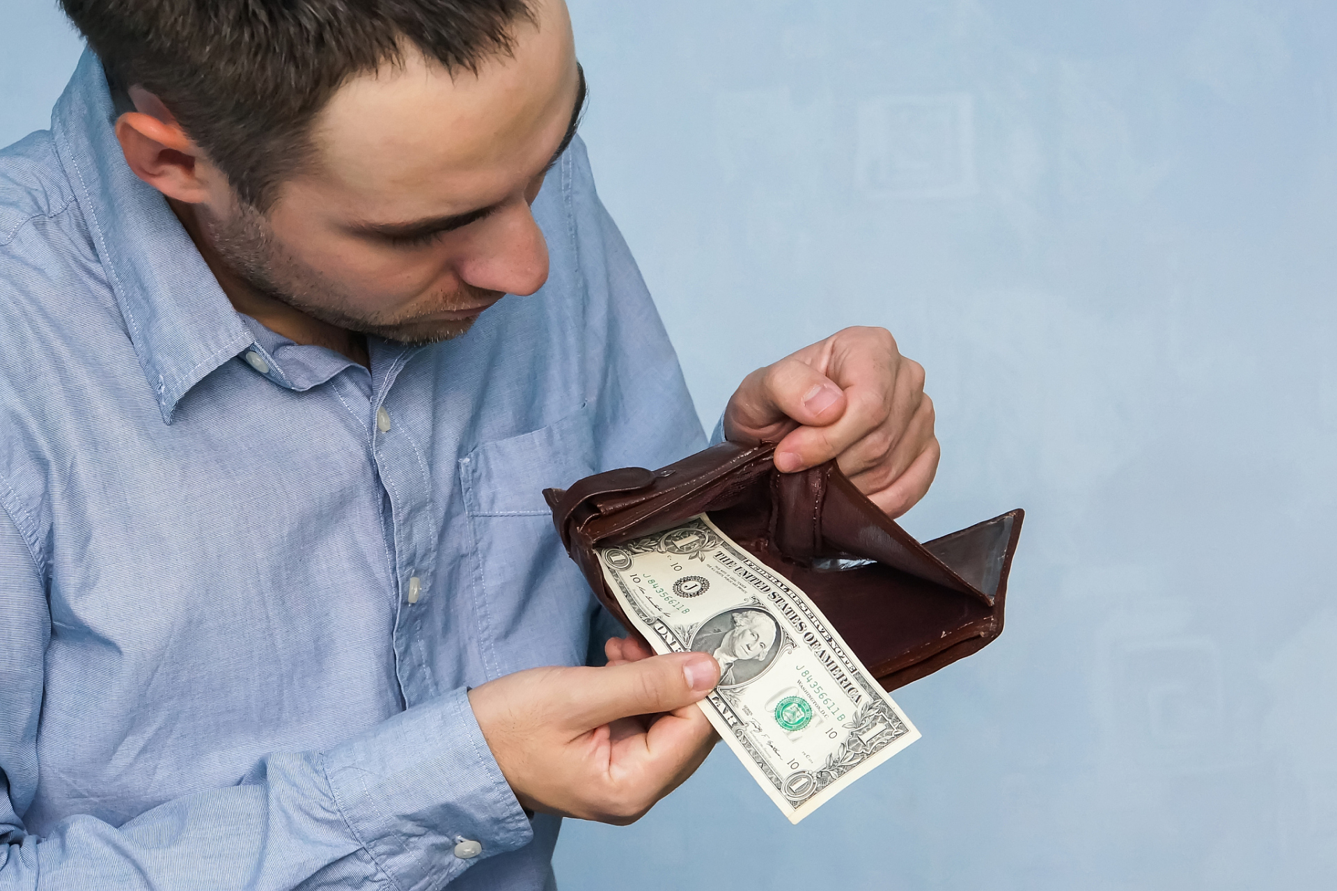 2,网友b说:现在人都不用现金了,都是网上转账,所以拿不出300元很