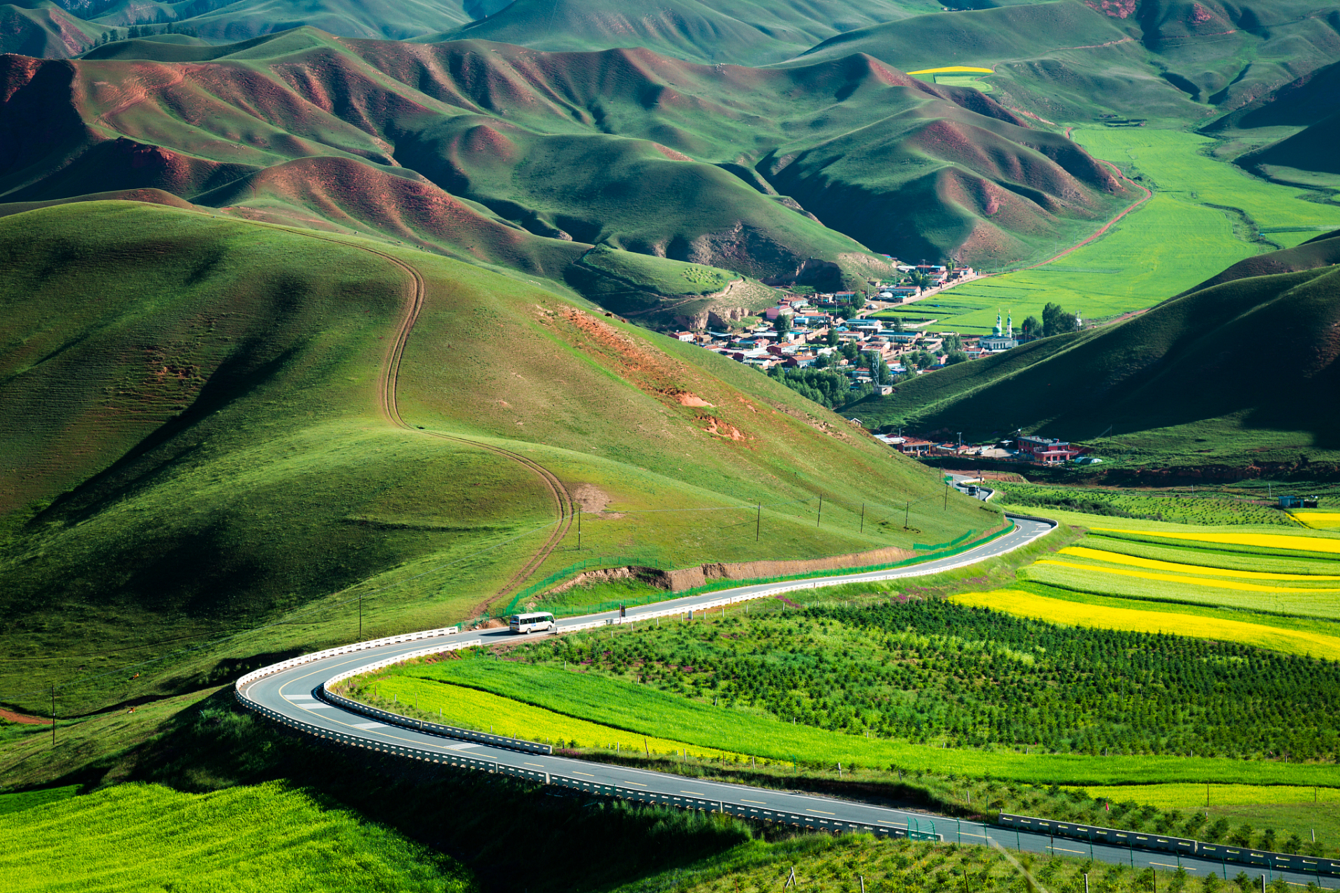 卓尔山景区位于青海省祁连县八宝镇,与神秘的阿咪东索隔河相望.