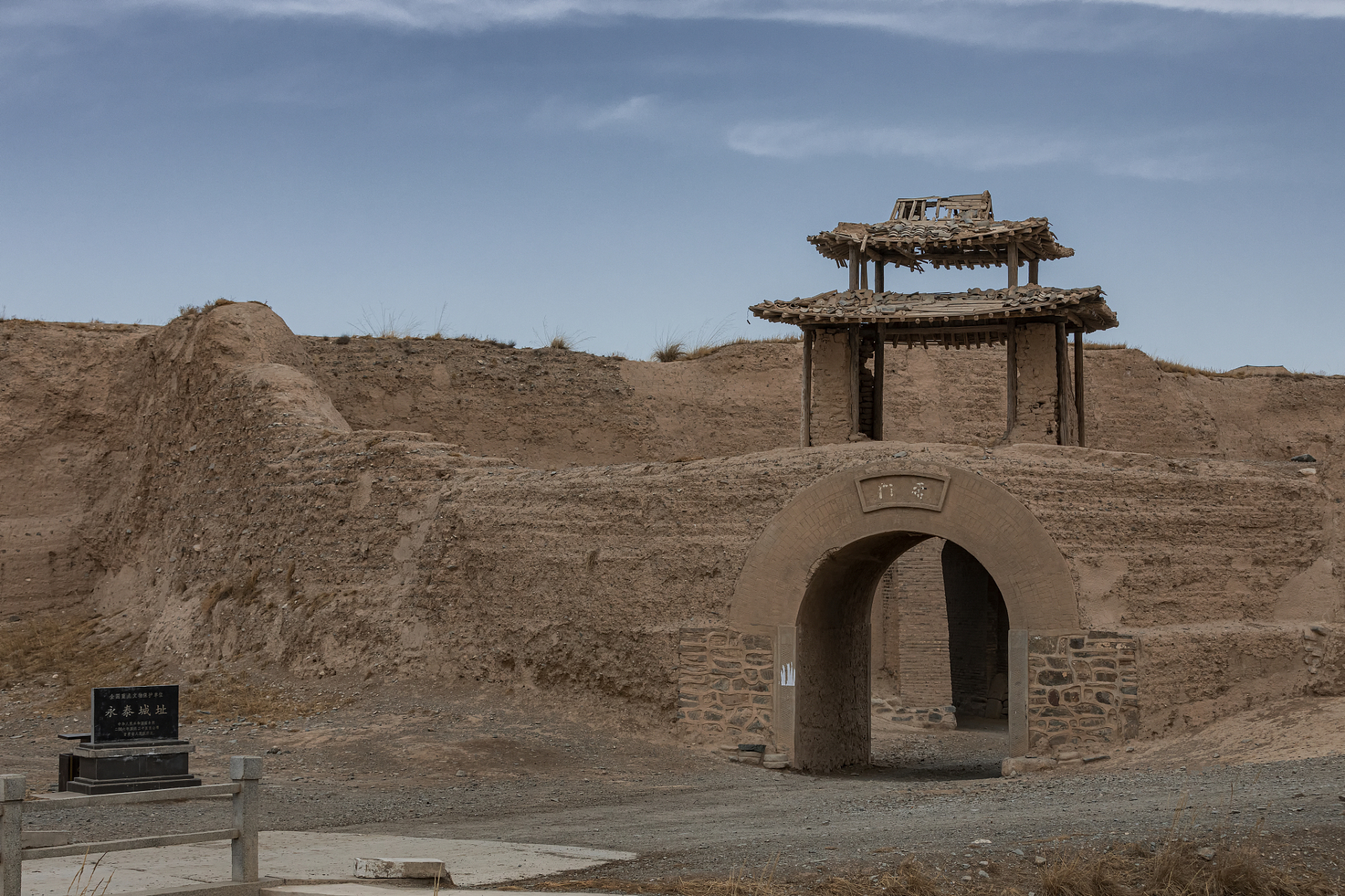 嬉行记# 敦煌河仓城位于中国甘肃省敦煌市,这座城市是在古代丝绸致贩