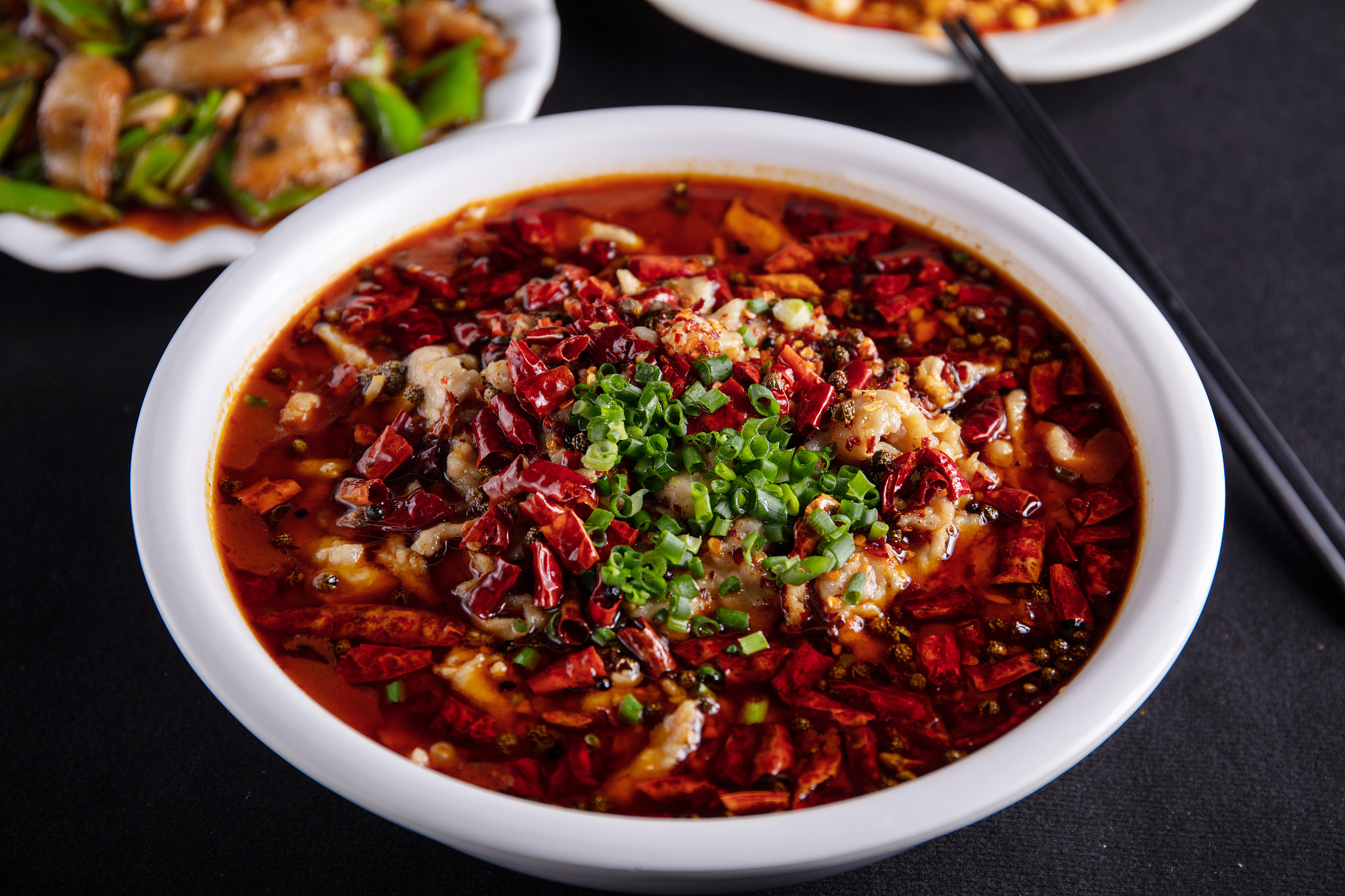 我们需要准备以下食材: 瘦肉适量,豆芽适量,青菜适量,豆皮水煮肥牛