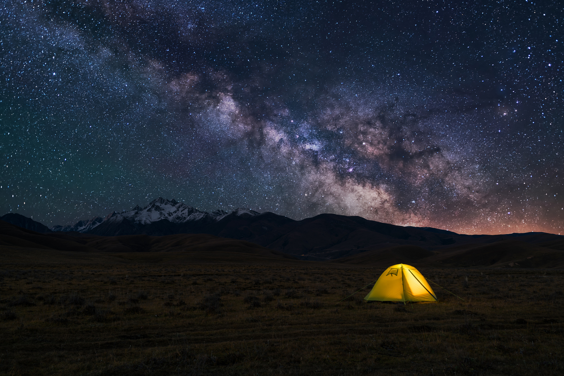 拍摄星空时可以使用以下对焦与构图技巧:  一,对焦: · 手动对焦