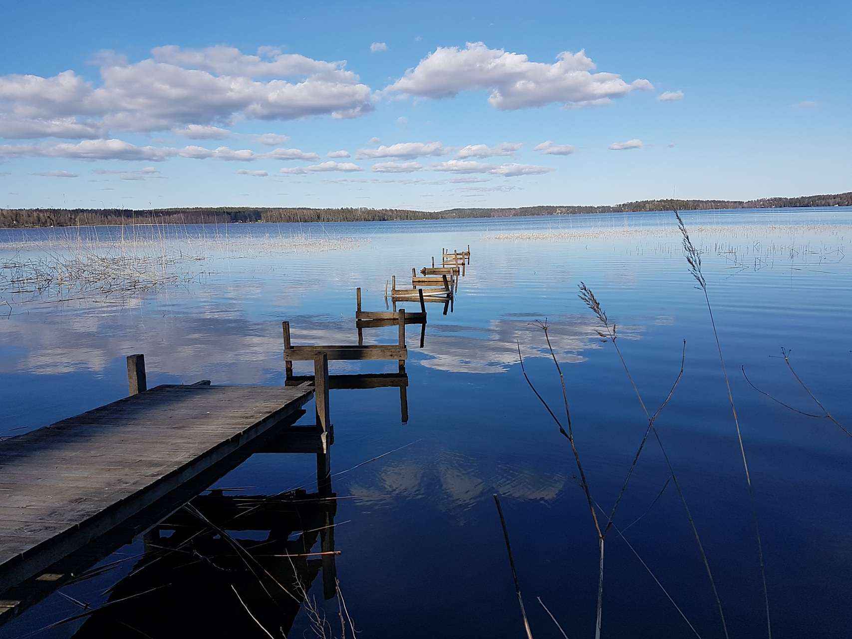 达里湖亦称为"达里诺尔",汉语译为"大海一样的湖".