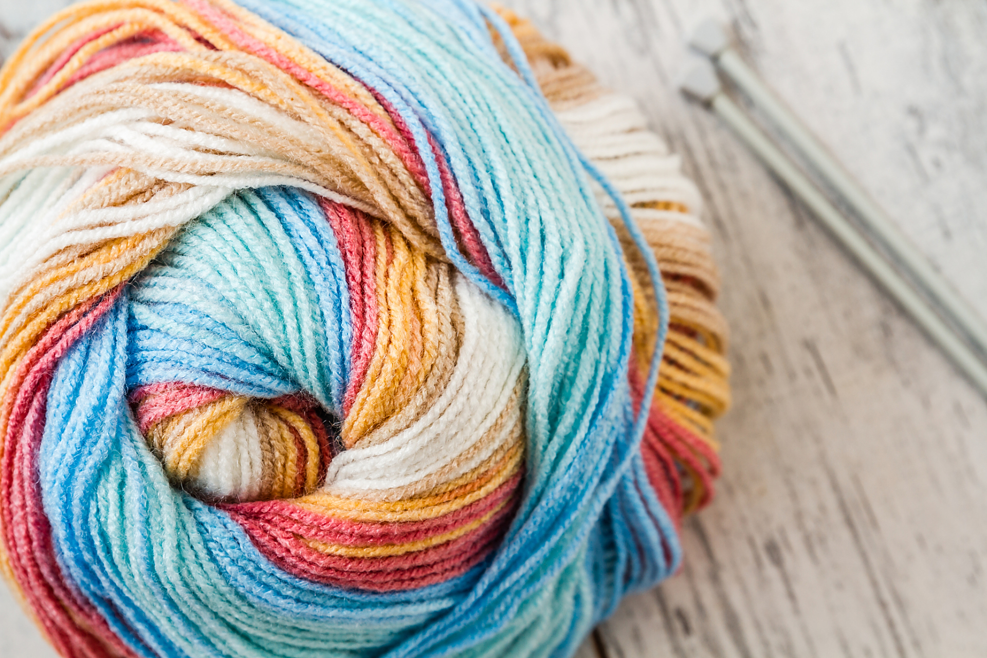 二色毛线搭配织法是将两种不同颜色的毛线交织在一起,创造出独特的