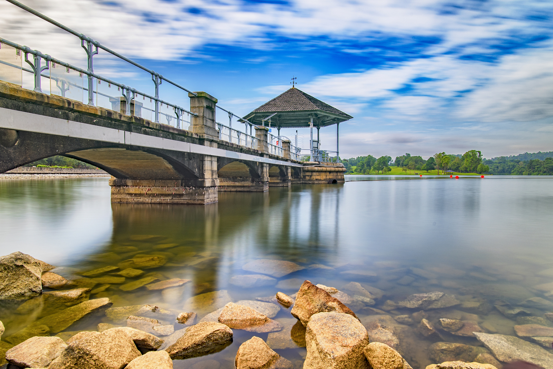 洈水风景区位于湖北省松滋市西南部,地处长江三峡,荆州古城,湖南