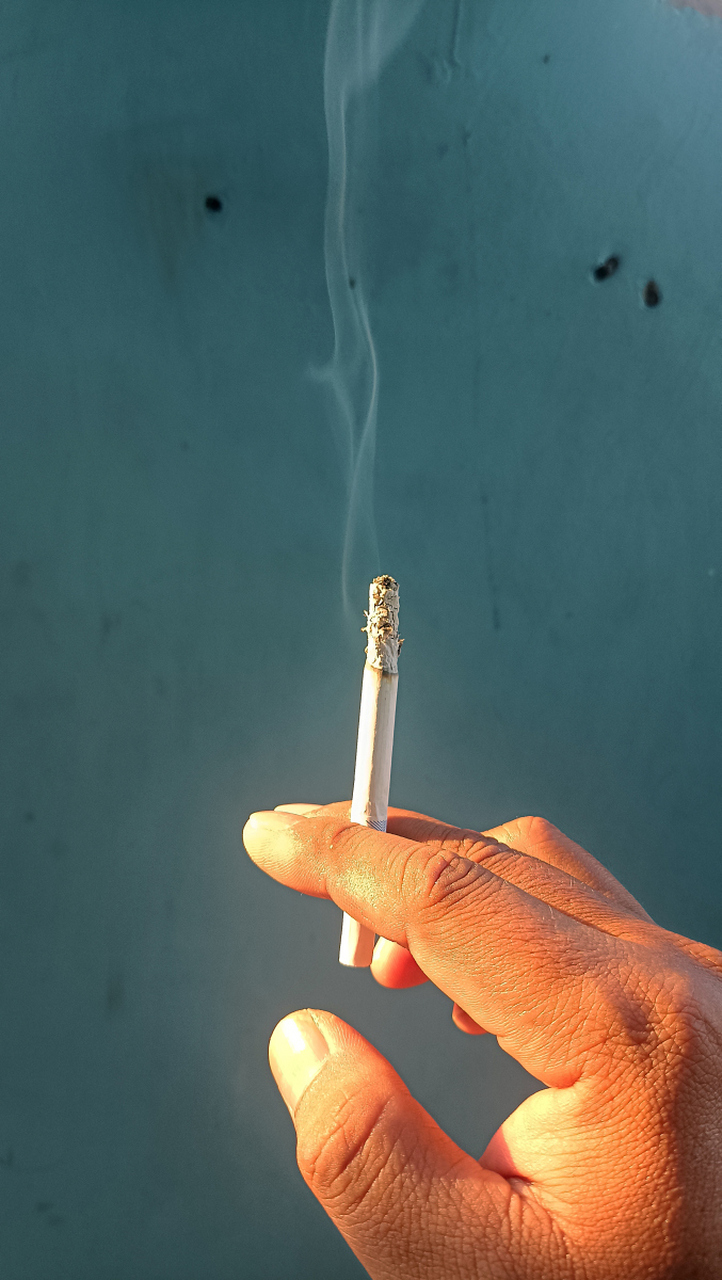 香烟,那是一种象征着寂寞和孤独的象征,它的烟雾缭绕,仿佛在诉说着一