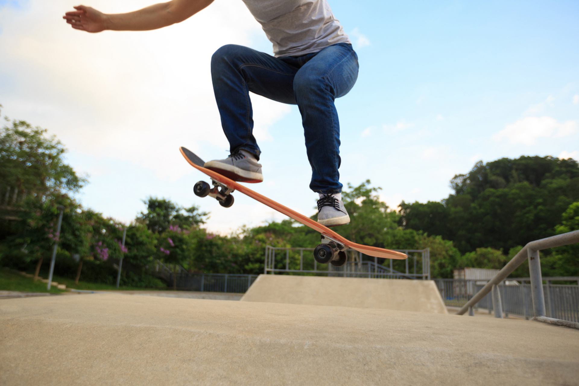 进行滑板运动时需要注意保护措施和选择合适的场地,逐步提高挑战难度