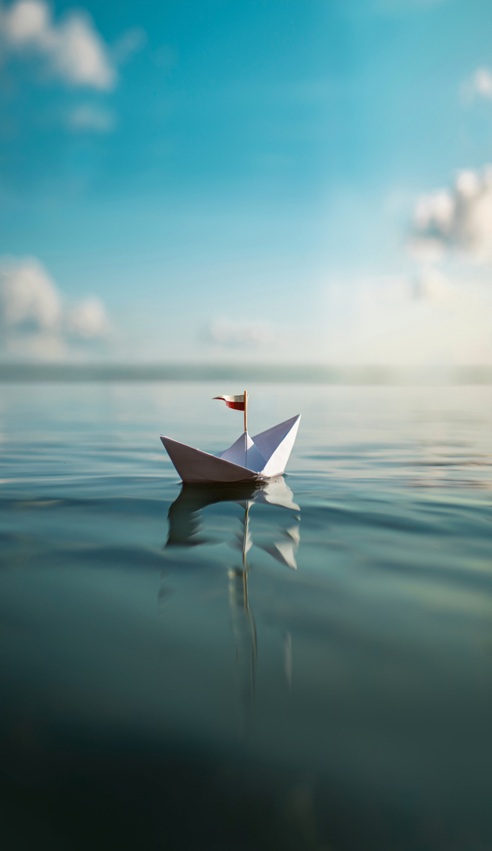 时摔碗砸东涡 纸船小纸船的图片素色信纸折成的小纸船,放在水面或桌面