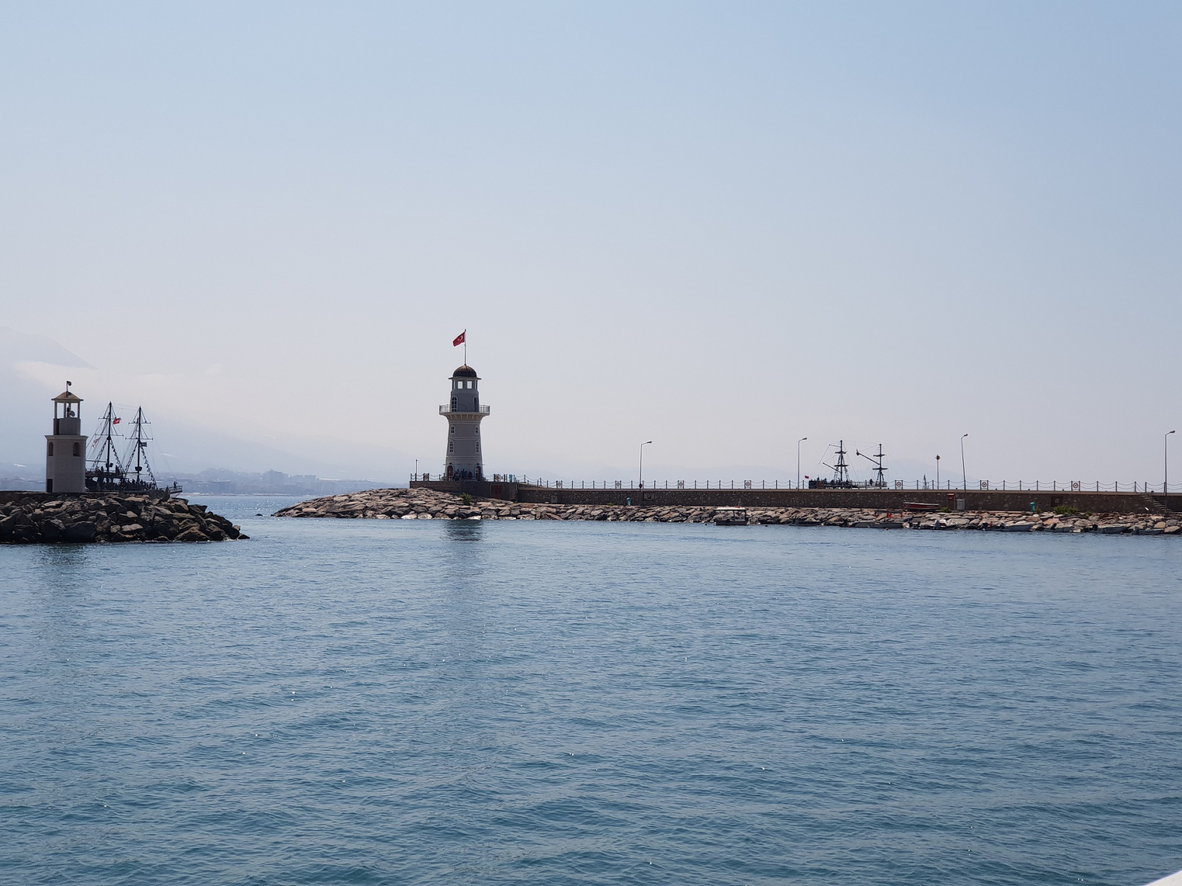 大连旅顺口军港公园位于旅顺口区,这里曾是清朝北洋水师的基地,仪是