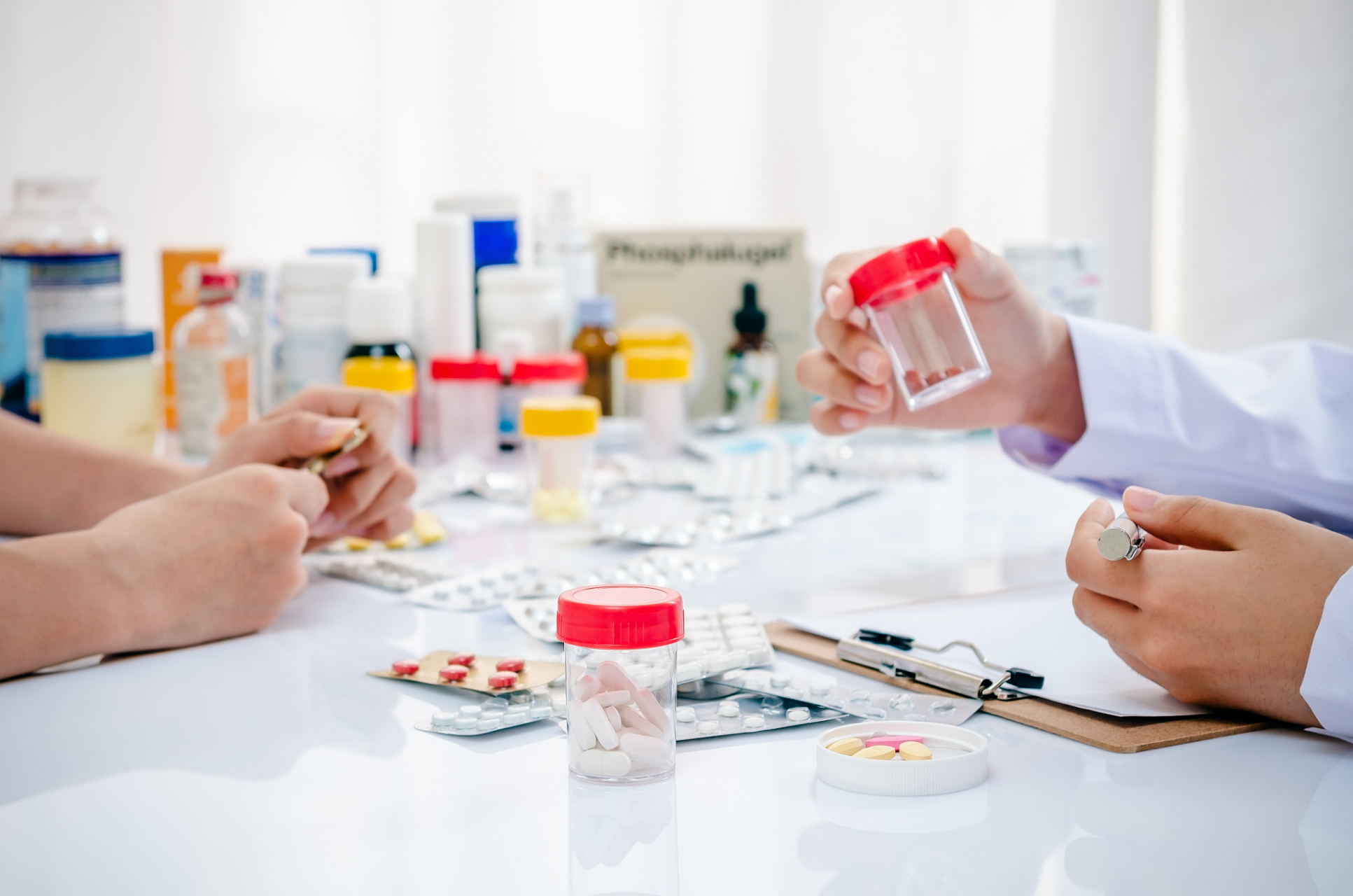 药学专业的主要课程包括有机化学,生物化学,药物化学,药剂学,药理学