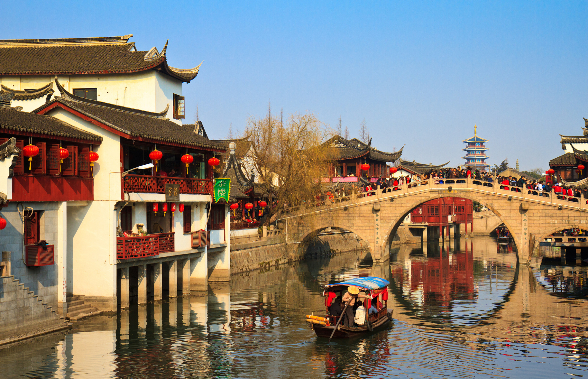 七宝古镇是一座充满历史韵味和现代气息的古镇,位于上海市闵行区