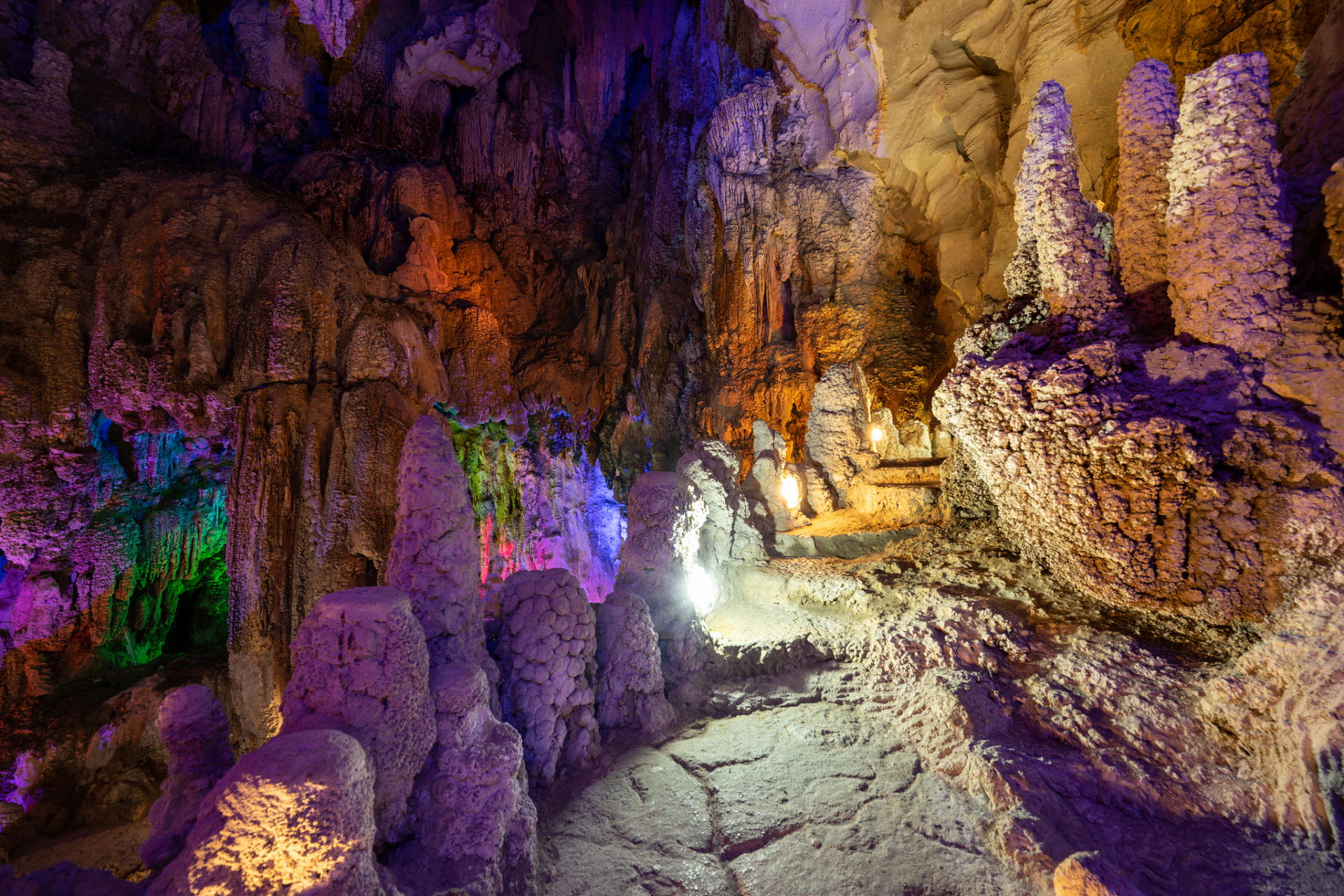 龙宫仙境,原名龙宫洞,位于广西大新县那岭乡,距县城18公里,为喀斯特