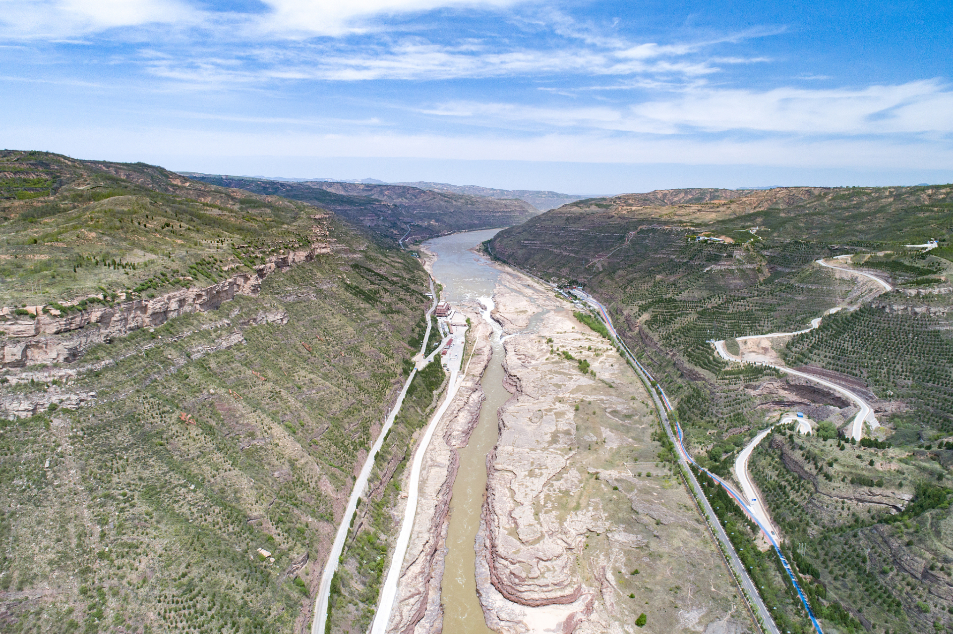 镜头里的春天# 春季游玩甘肃临夏黄河三峡,沿途的景点更是数不胜数.