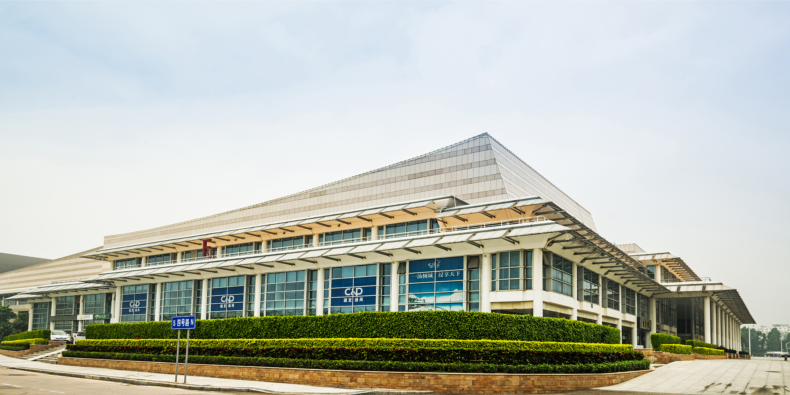 厦门国际会展中心,坐落于厦门岛东南海岸,以其多功能性和现代化设计