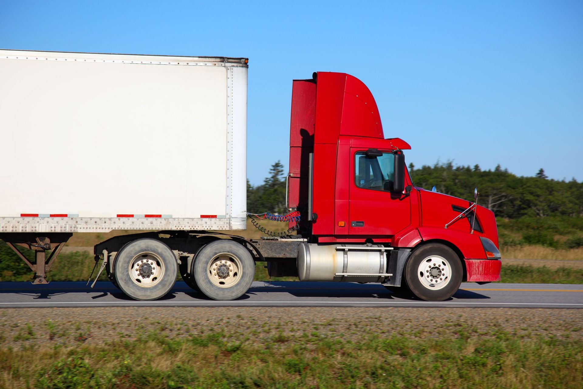 3台大挂车,每台36个小时3500,一年就有100多万,他却每月只给65岁的