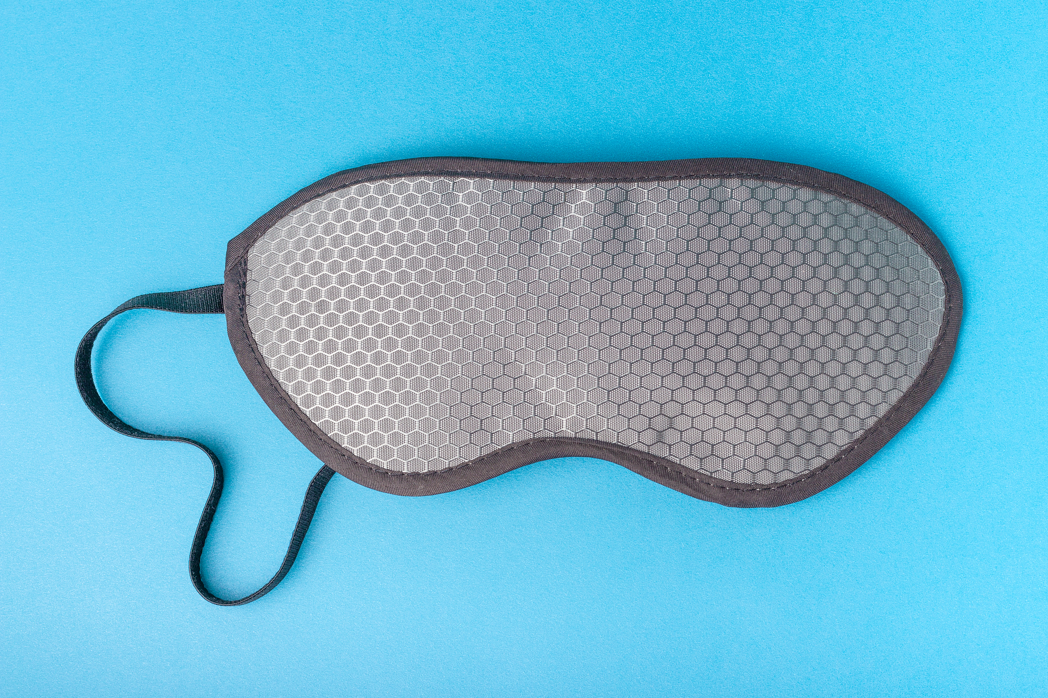 眼罩是用于遮光,保护眼睛或帮助入睡的物品