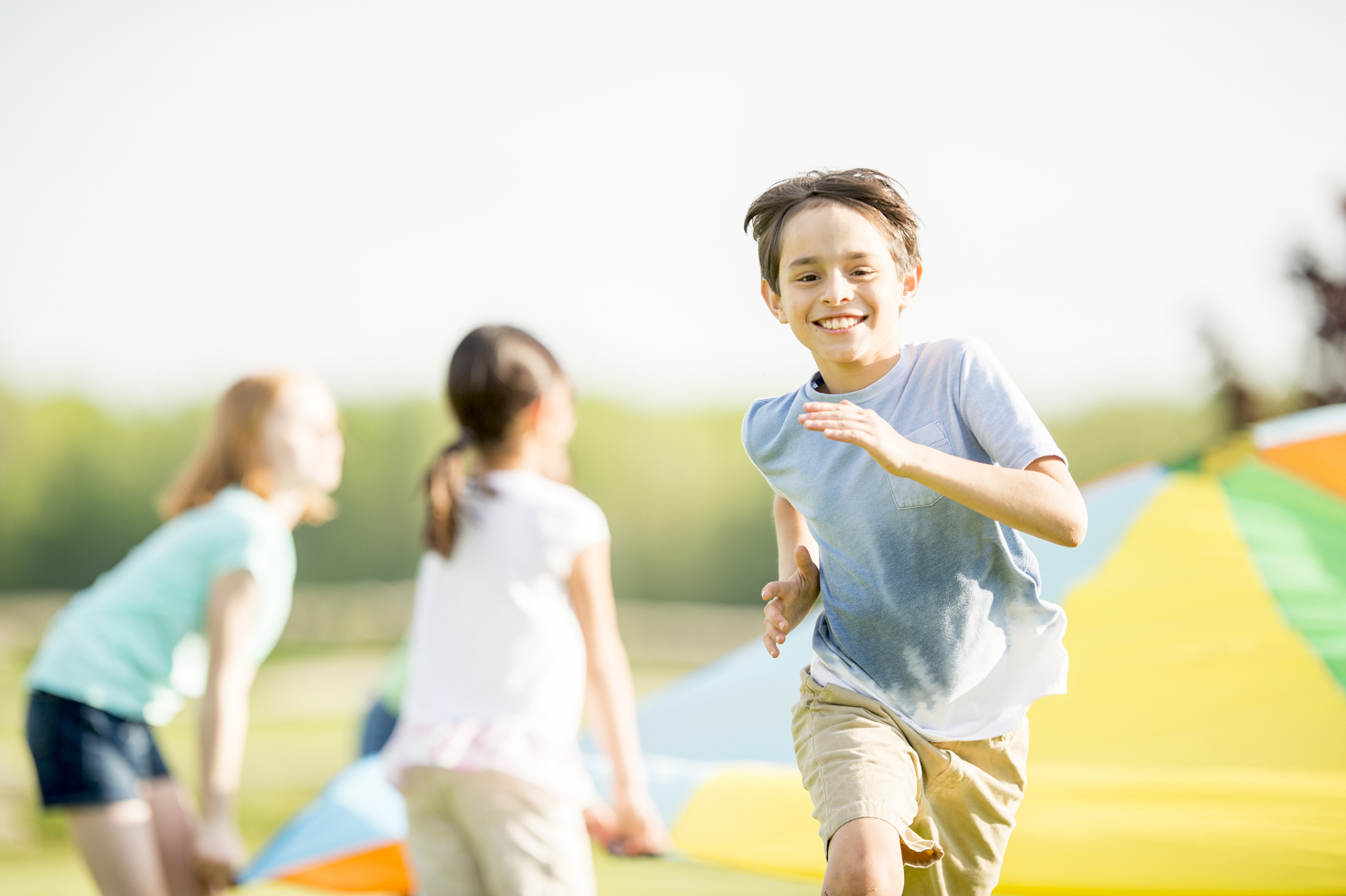 孩子天性活泼好动,他们在公共场合大声喧哗并非故意捣乱.