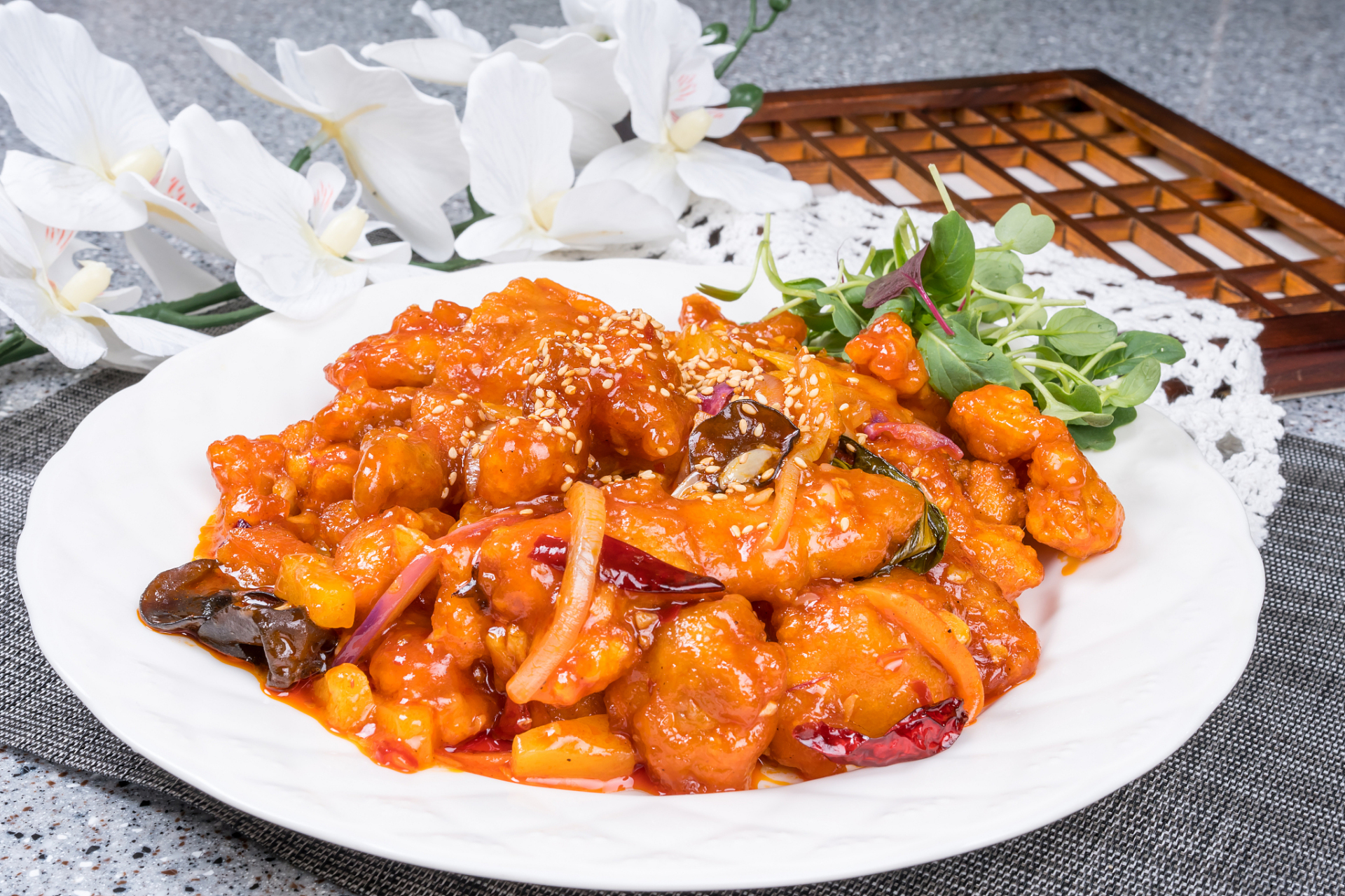 糖醋鱼块是一道中国传统美食,以鱼肉为主要原料,经过淀粉,鸡蛋液等多