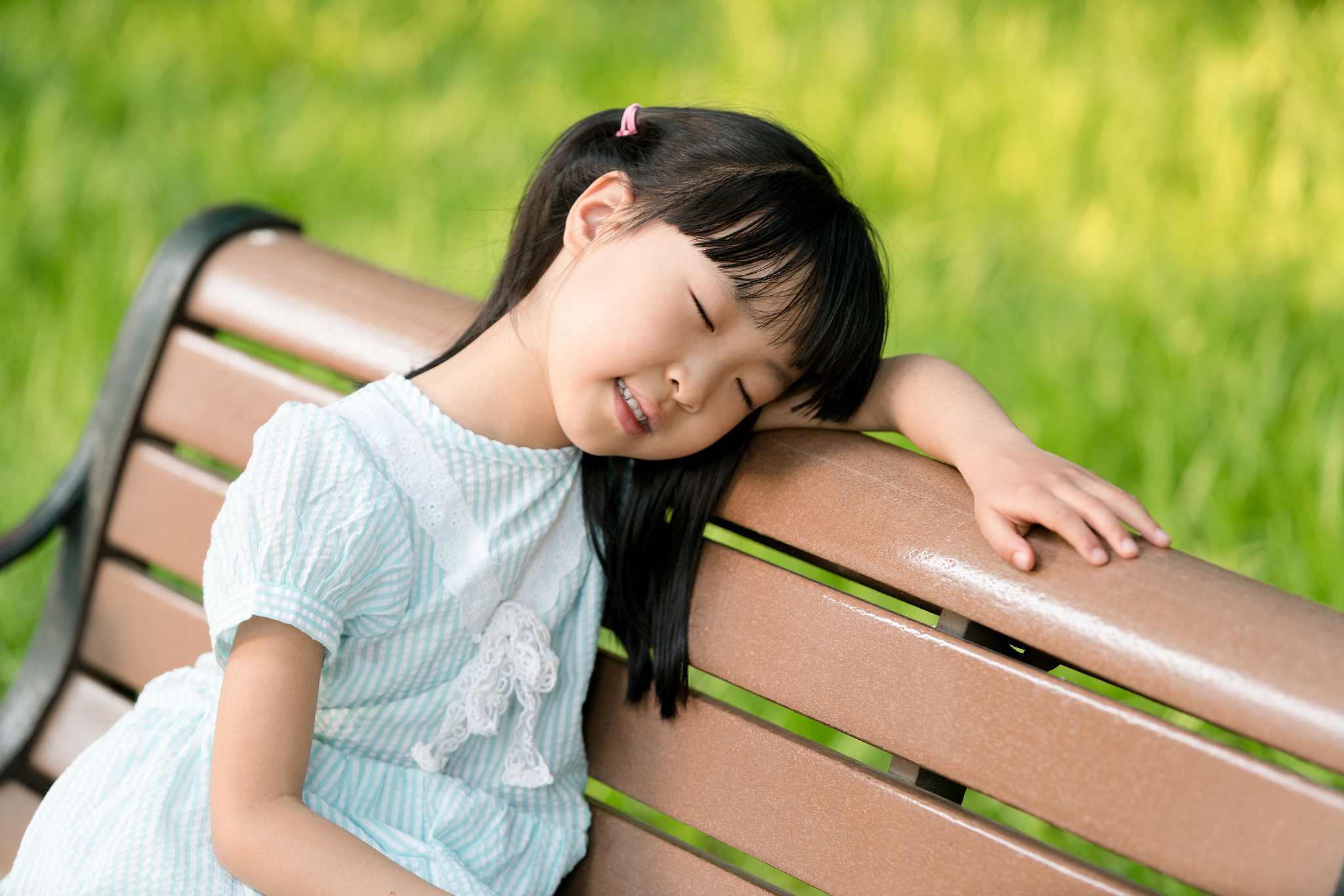 王莉是一个家庭主妇,因丈夫的责备和嘲讽被赶出家门,女儿小美陪伴她