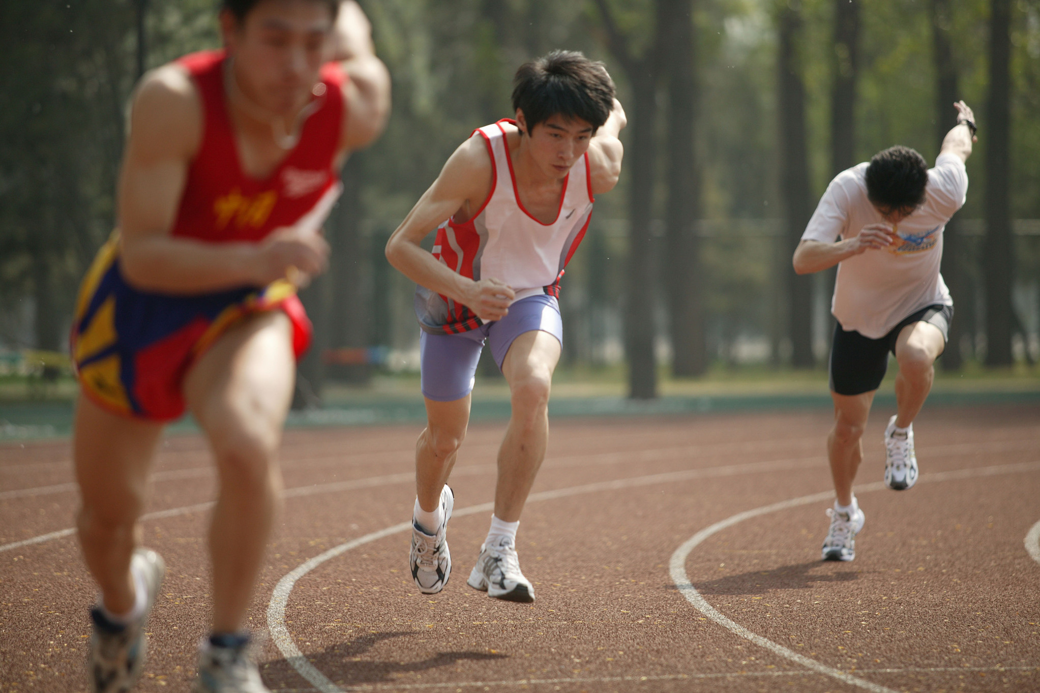 冲刺奔跑冲刺摄影的高中生跑步比赛冲刺照片校园奔跑拼搏驼背百米冲刺