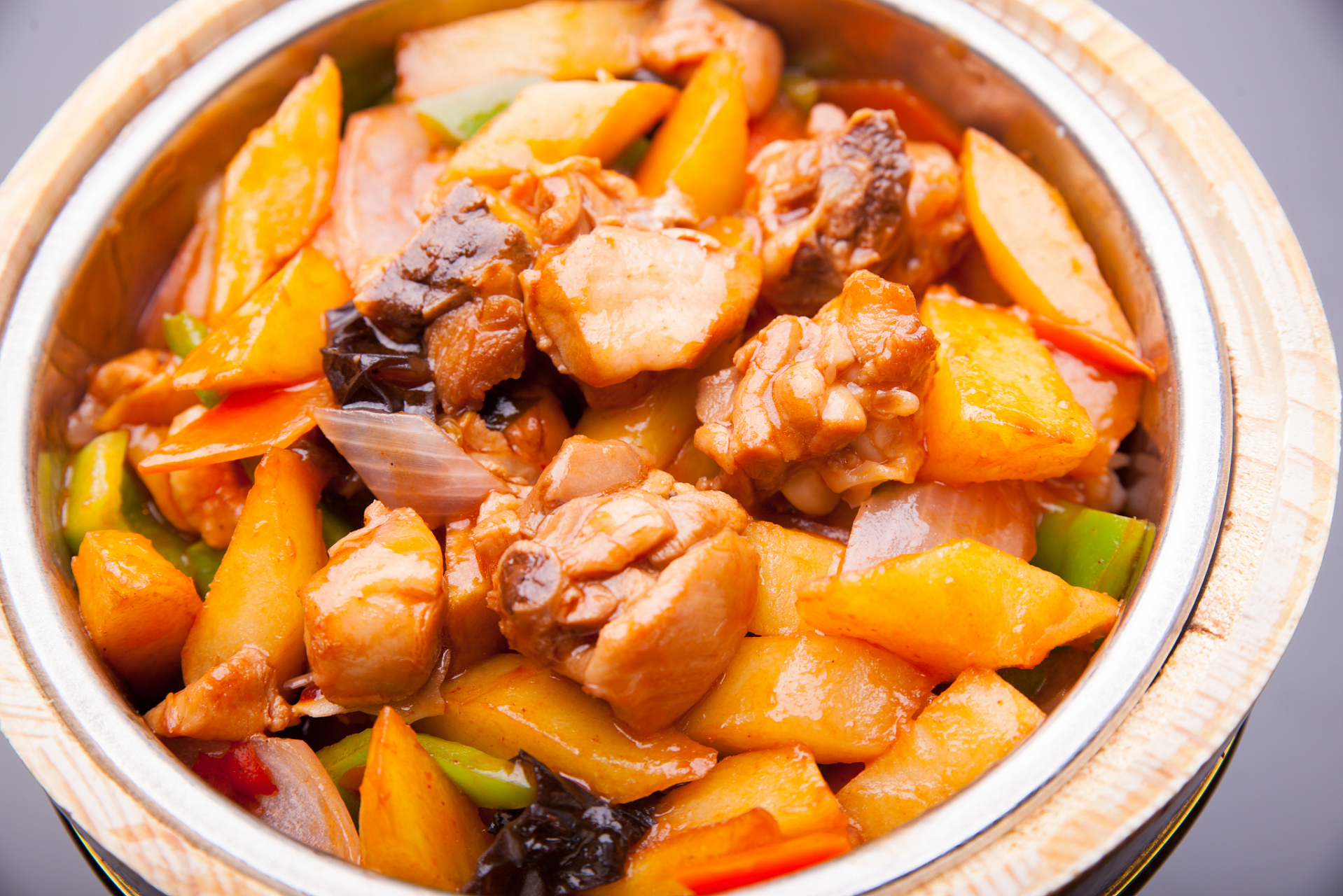 大家好,欢迎来到壮乡美食课堂,今天教大家一个家常做法的土豆焖鸡