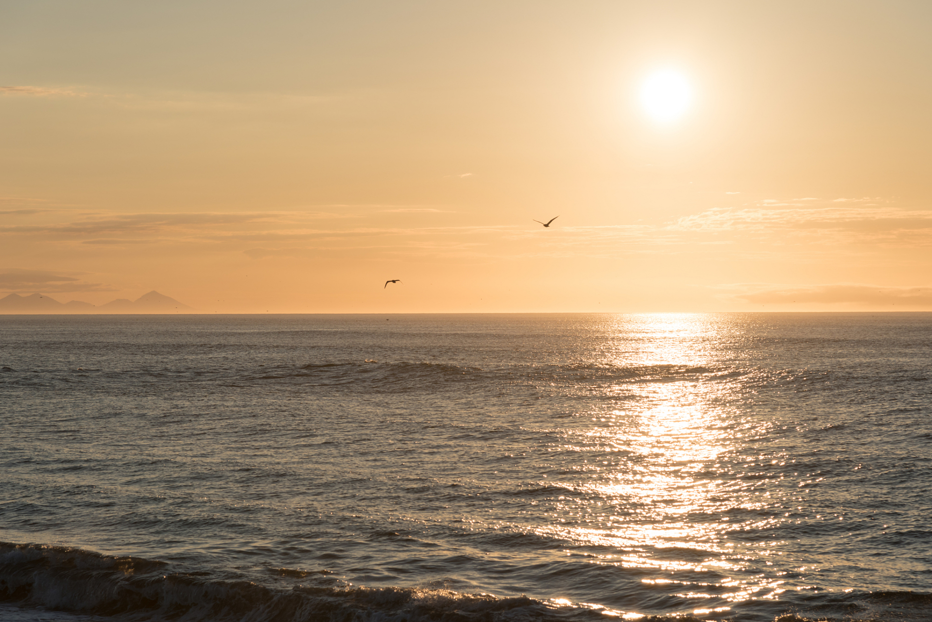 当你站在海边,尤其是在晨曦时分,一股由心而生的宏伟与宁静如同一双