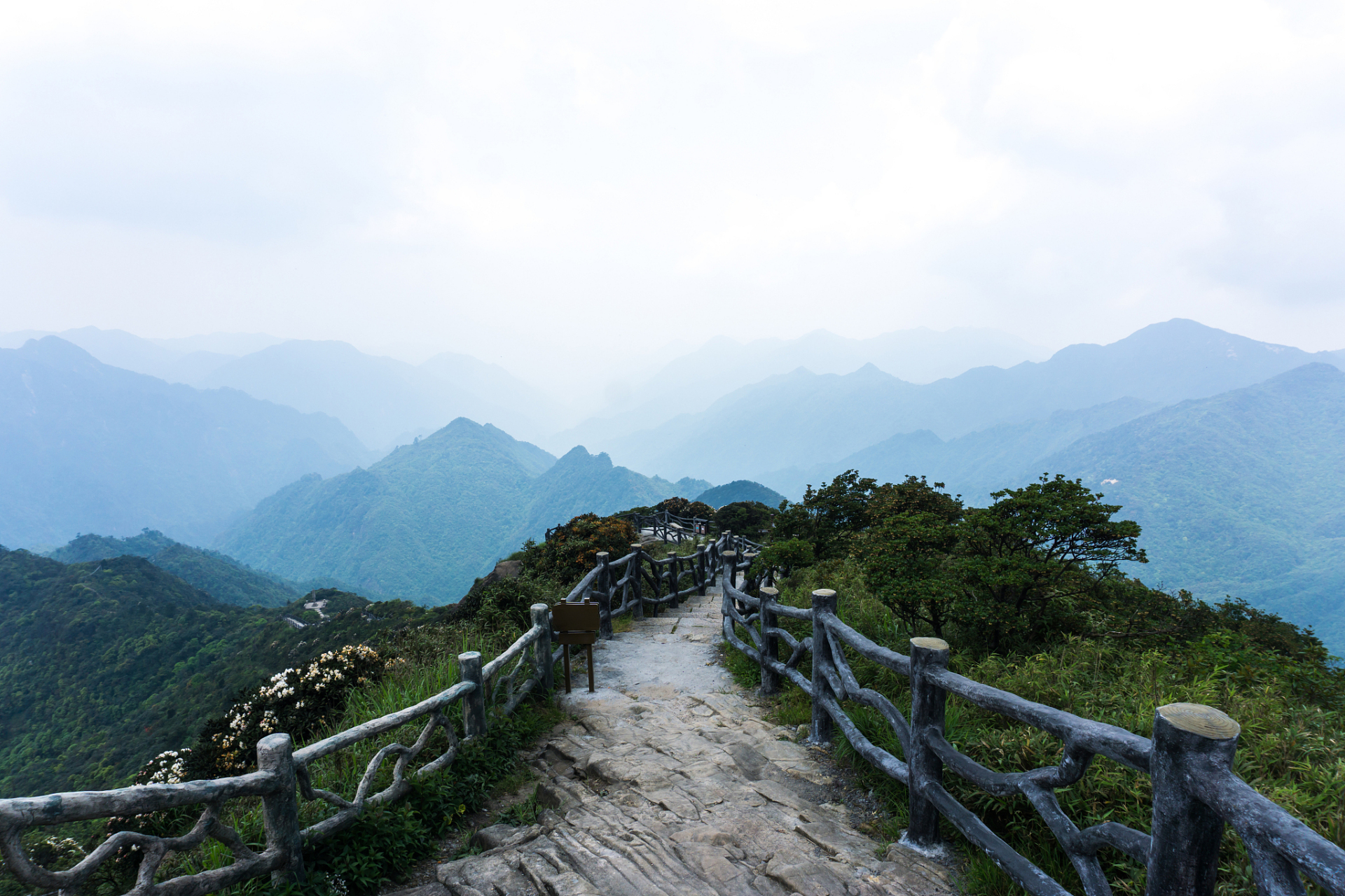 绩溪龙须山,以其险峻的山势和丰富的自然资源而闻名.