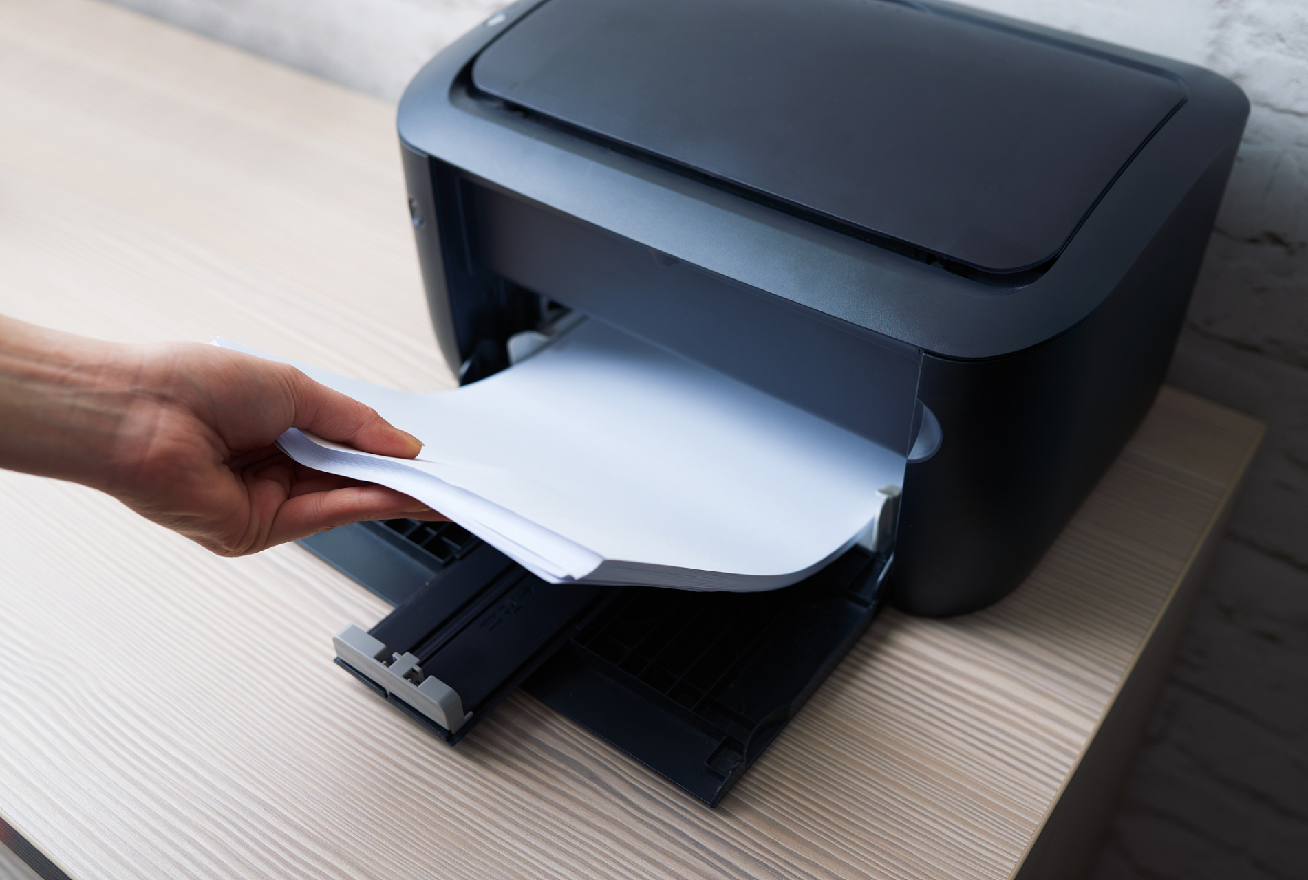 打印机内部卡纸的取出方法包括关闭电源,打开盖子检查卡纸位置,选择