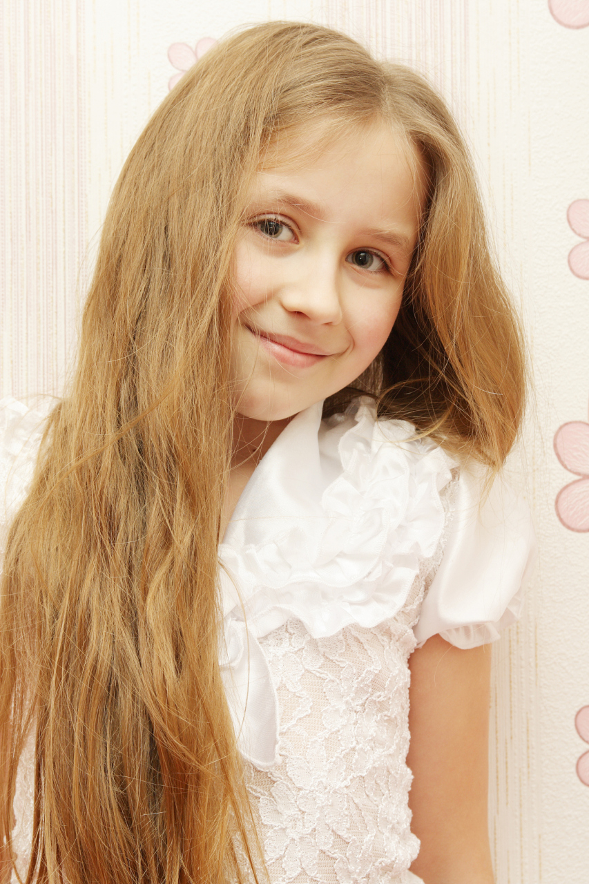 五岁小女孩罹患罕见长发公主综合征,社会各界携手助力其融入正常生活