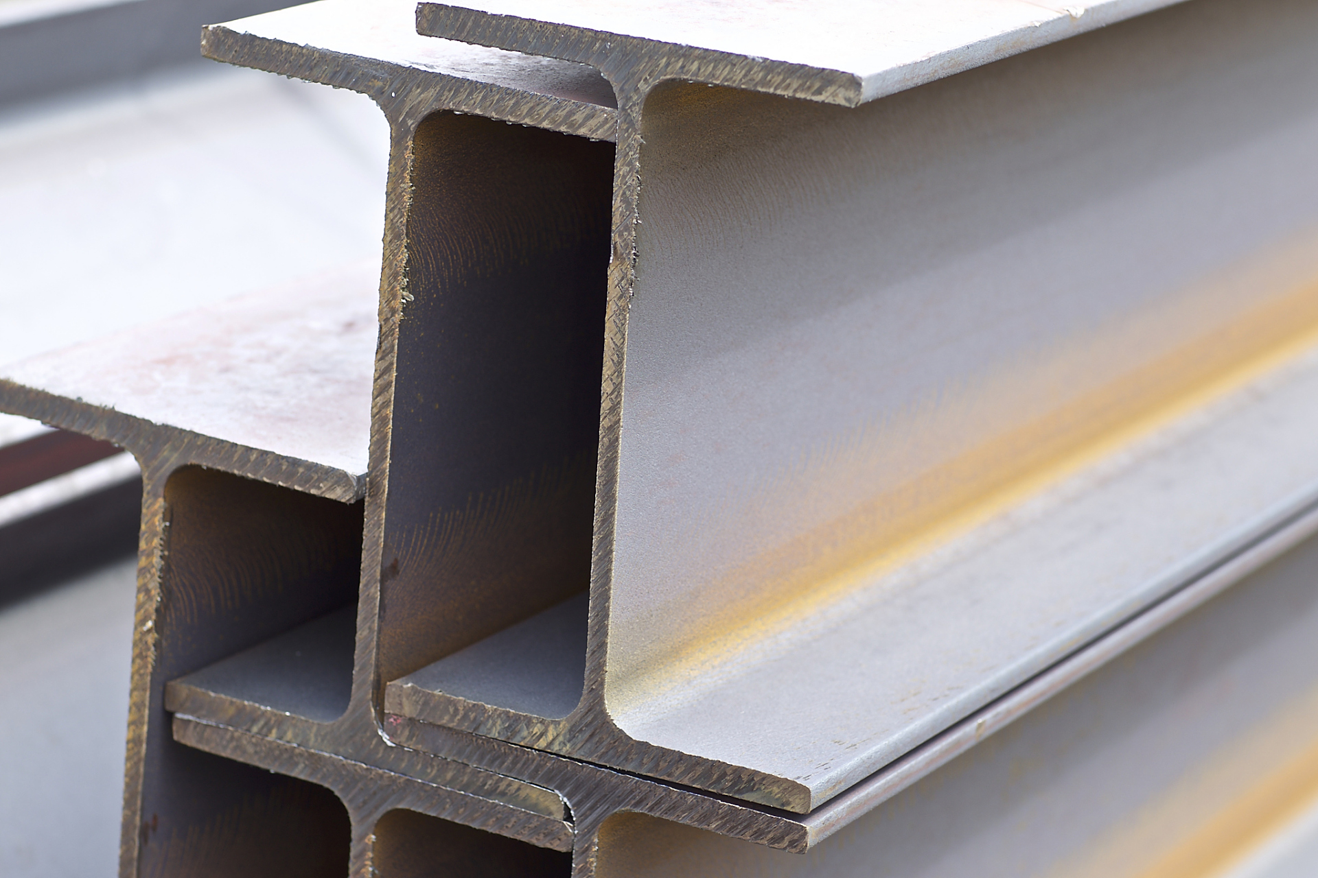 槽钢的优点包括强度高,重量轻,制造容易,连接方便等.它广泛