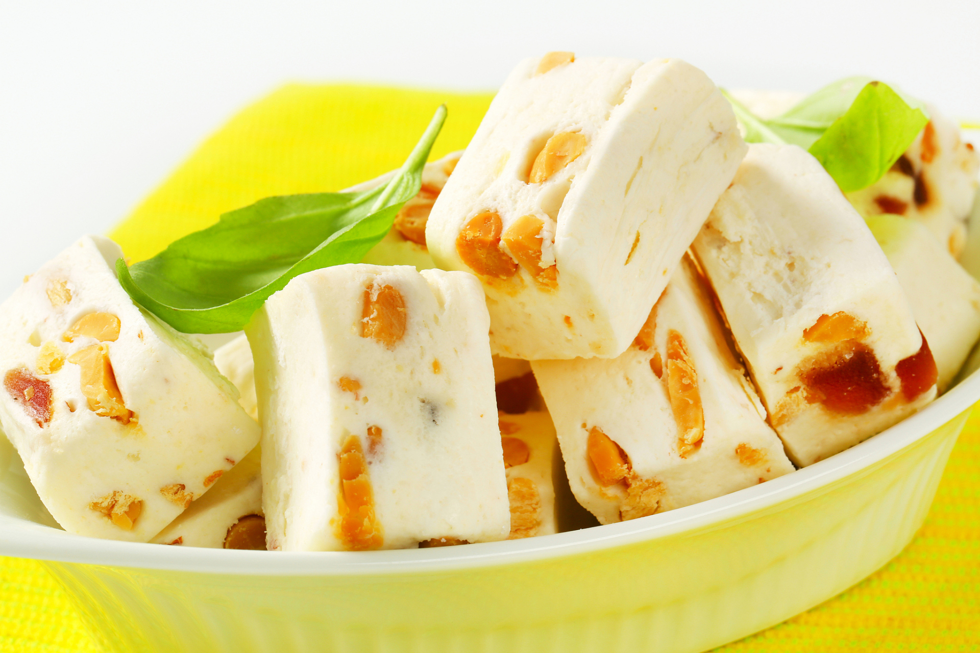 沈阳特产牛轧糖不仅是童年的美食记忆,更是成年人的甜品情怀.