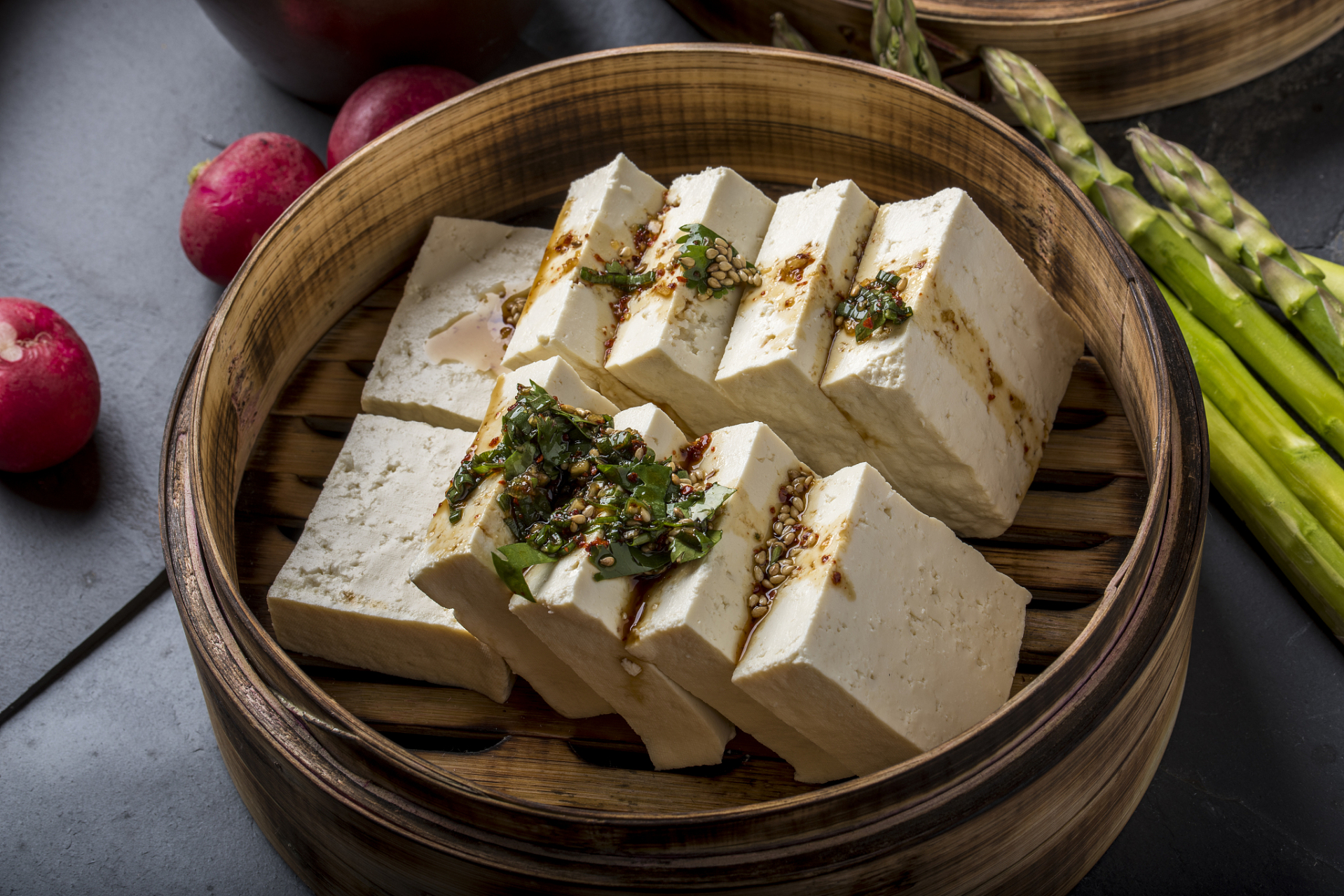 豆腐含有丰富的蛋白质,不仅味美,同时还具有养生保健的作用.