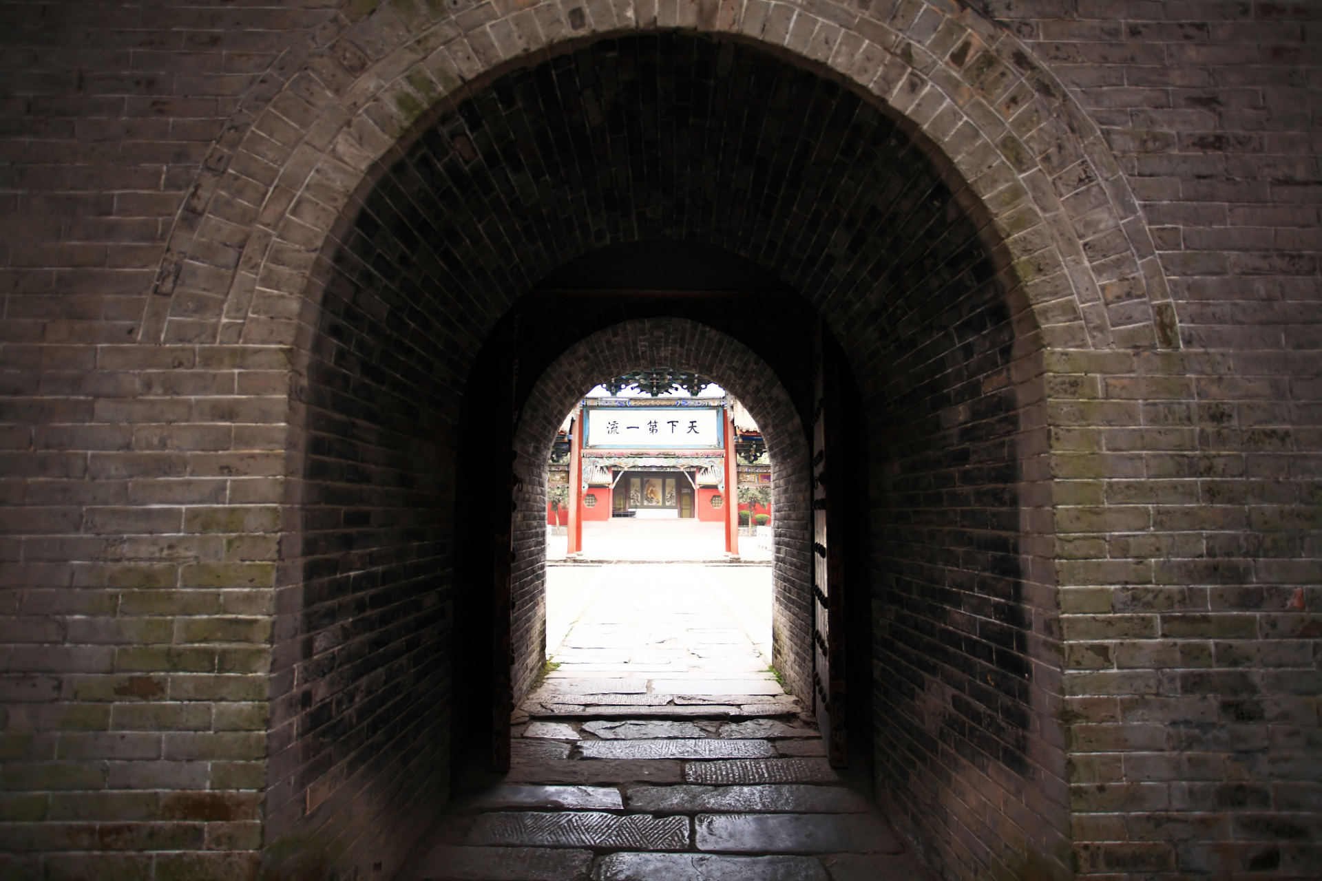 春风里的历史回响:太原古城墙下的时光漫步 春游在春日的暖阳下,太原