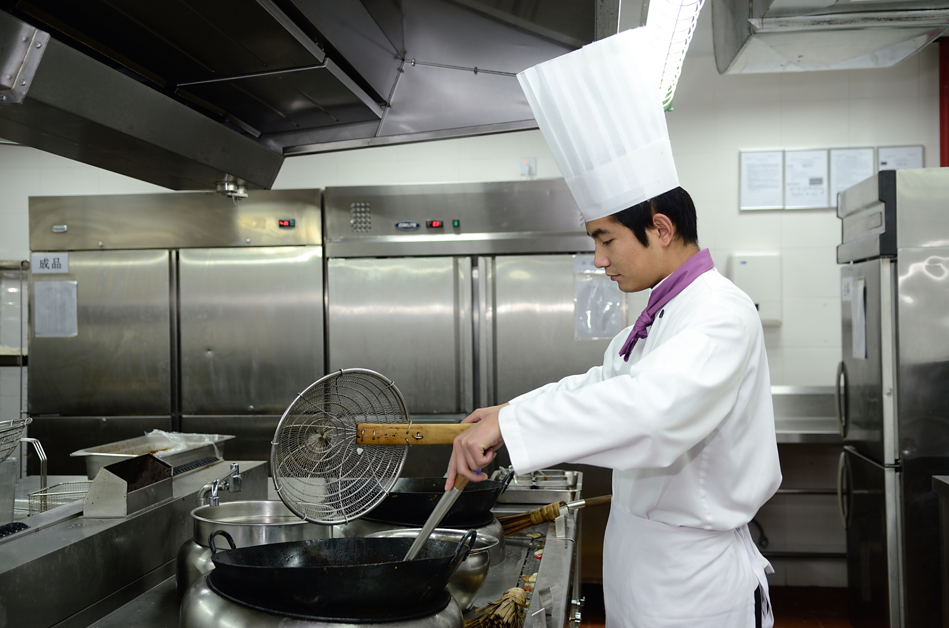 今天公司的食堂大师傅和办公室主任说.你扣我500元试试.