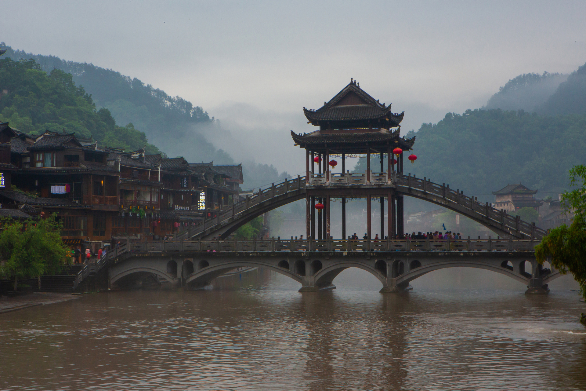 芷江旅游必去的十大景点包括芷江古城墙,万和楼,三道坑自然保护区