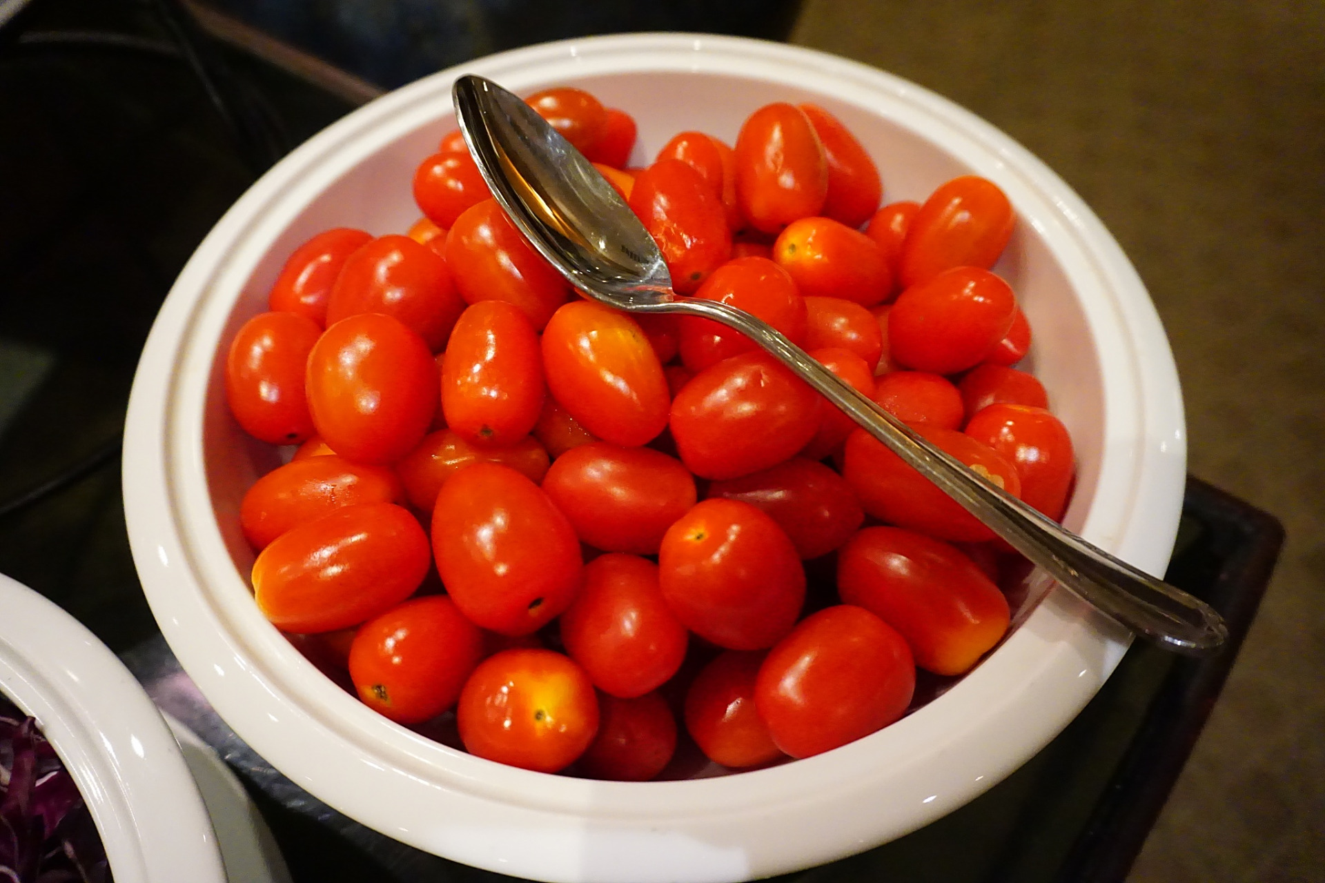 制作梅渍小番茄的方法如下:  所需材料: - 新鲜小番茄 - 白糖 - 挝