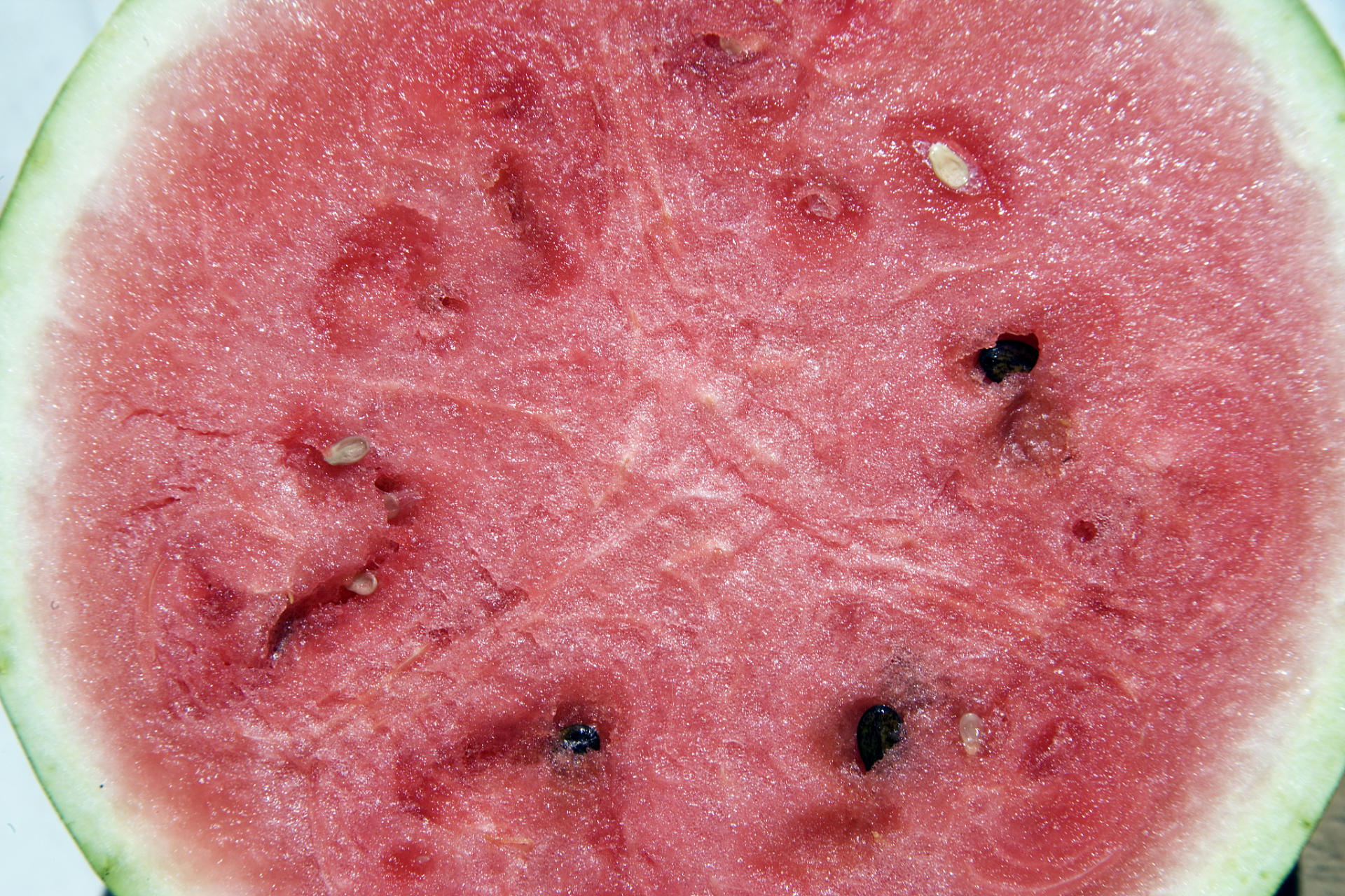 一位淄博市的男性在中午买了一个无籽西瓜,但切开后发现瓜并没有熟透.