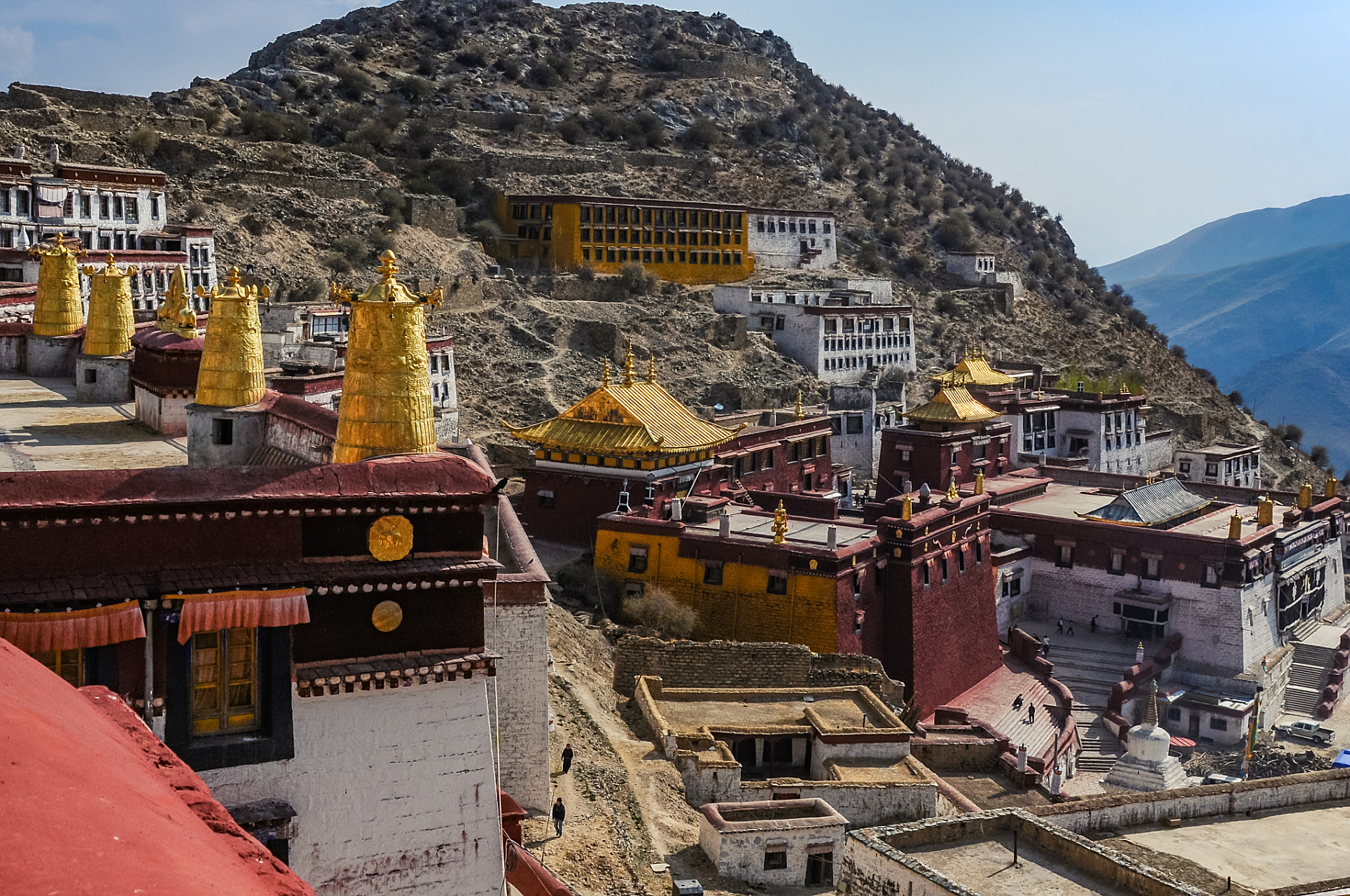 哲蚌寺,坐落于拉萨西郊的山坳,宏大的建筑群令人叹为观止.