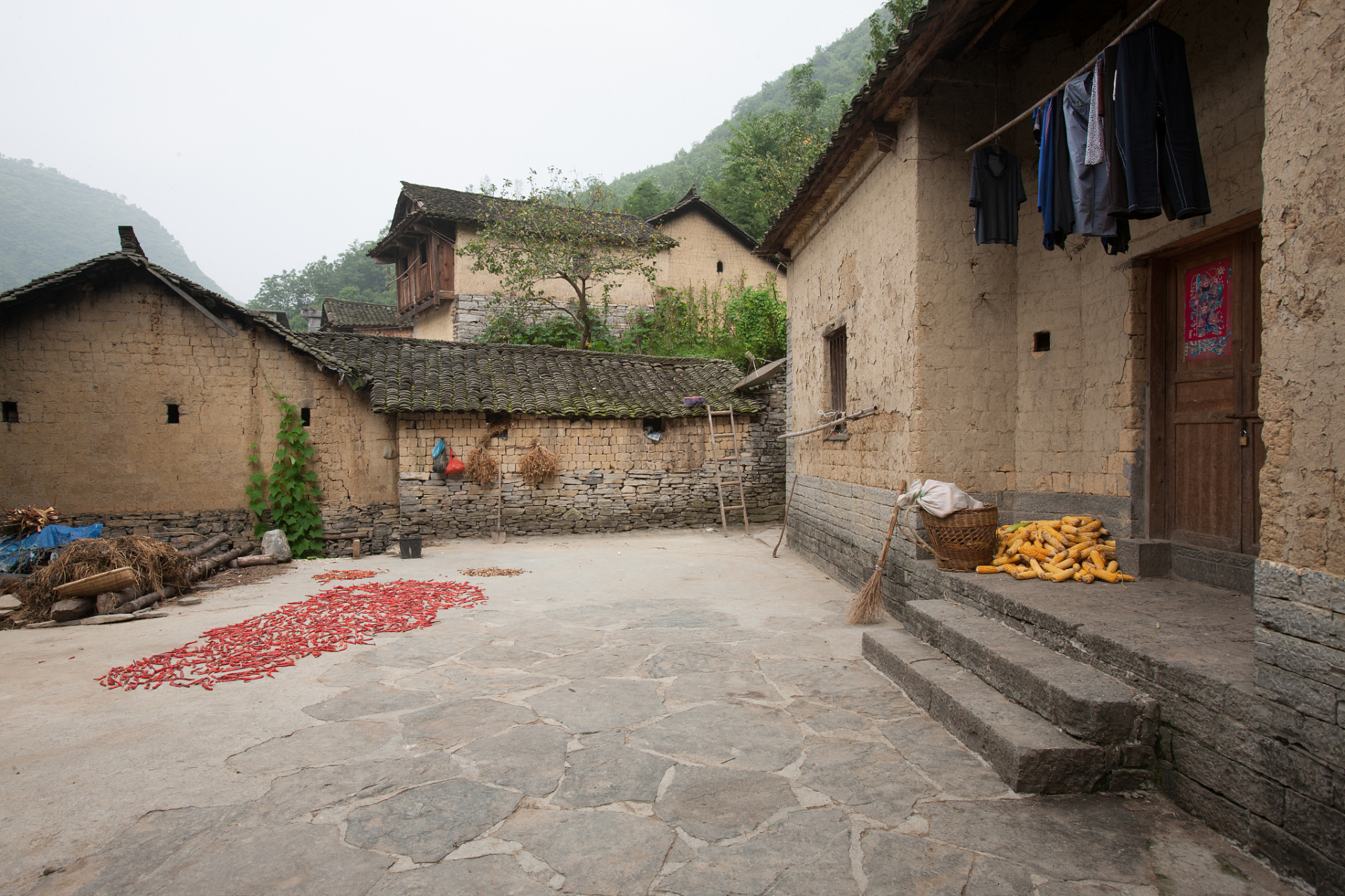 说说农村的土坯房?该不该拆?是不是要留住乡愁?