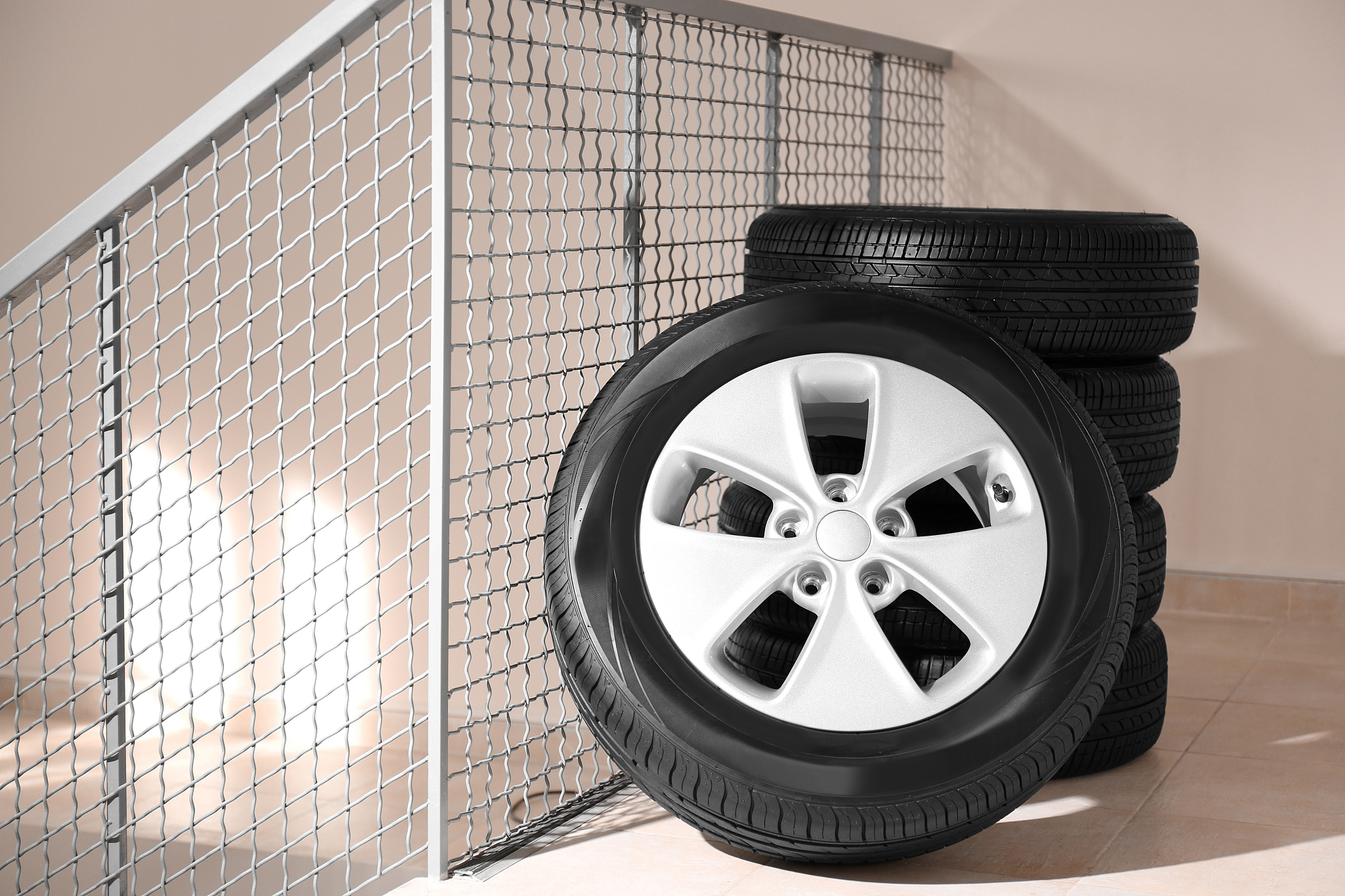 被喜欢的人视为备胎会让人感到失落和受伤,因为这意