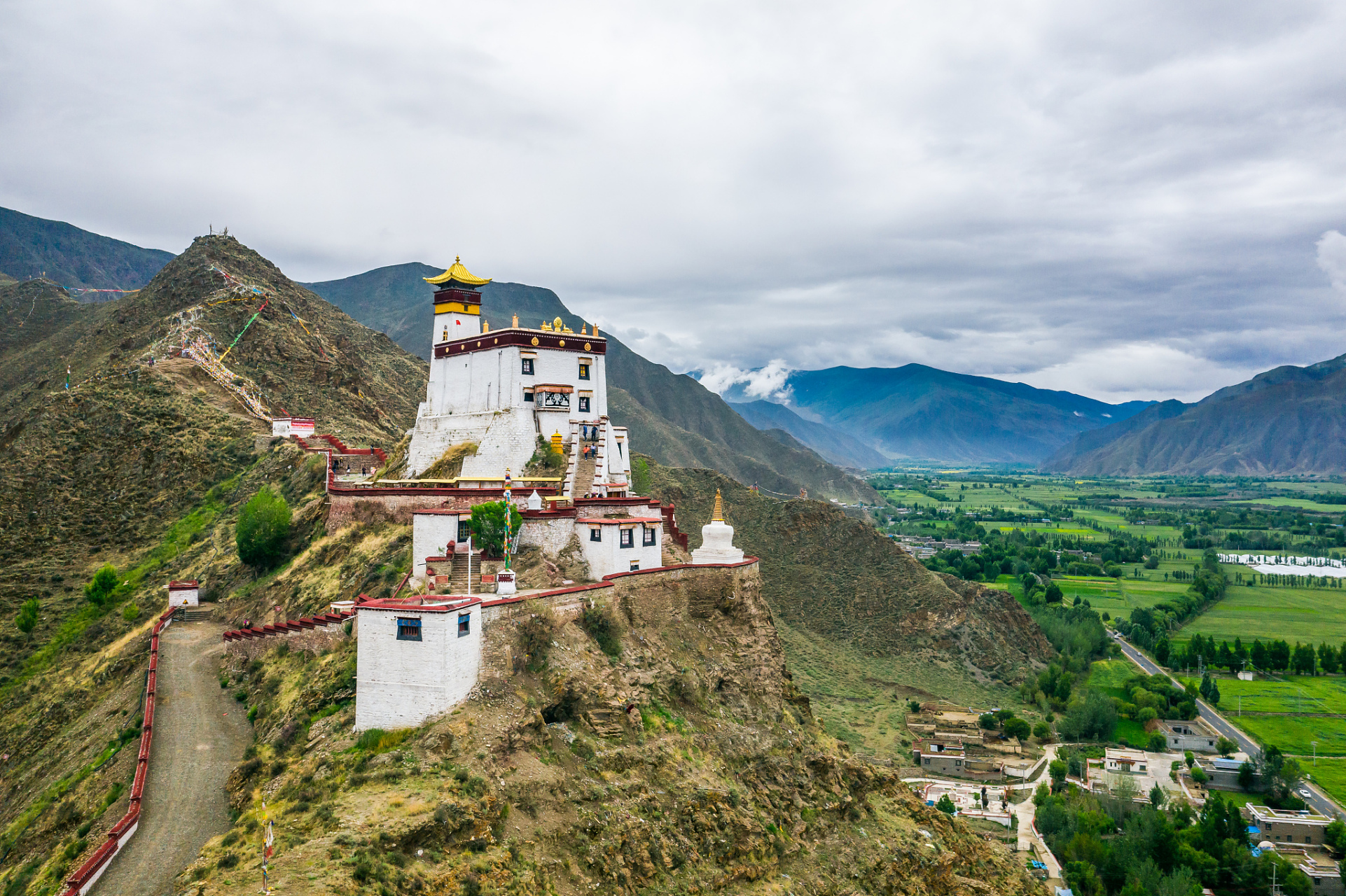 位于西藏雅鲁藏布江的德钦县,雍布拉康是藏传佛教噶举派总寺院,以其