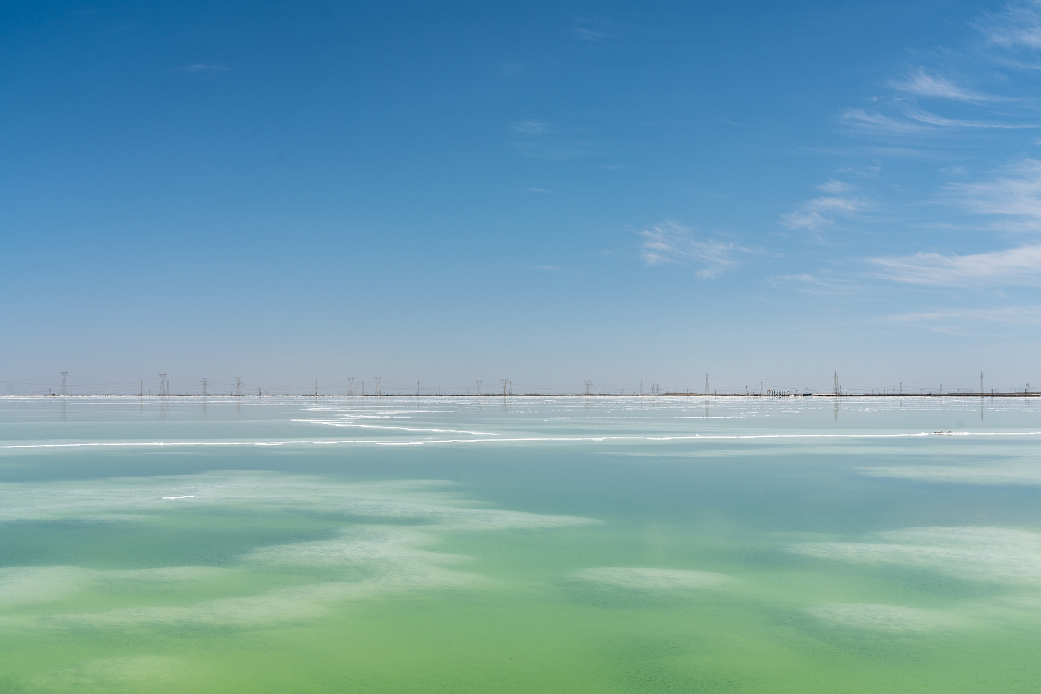 踏入柯柯盐湖,仿佛置身仙境,湖水清澈见底,盐田闪烁微光