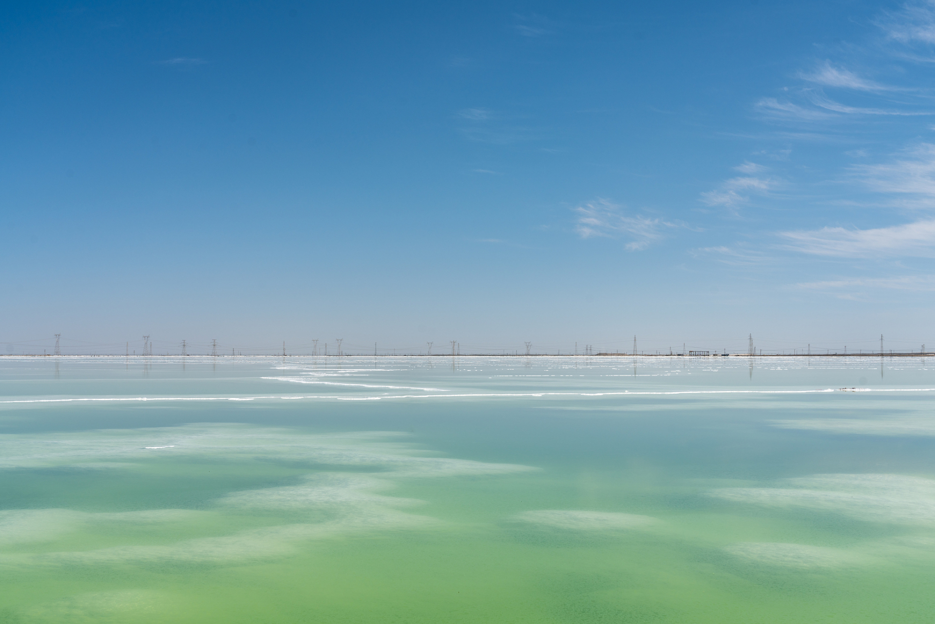 定边盐湖风景区    - 位置:位于陕西省西北部的定边县境内.