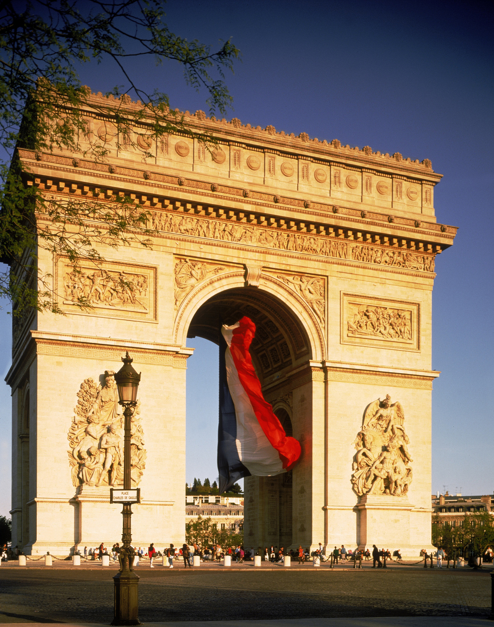 凯旋门是巴黎市中心的标志性建筑,每年吸引大量游客.