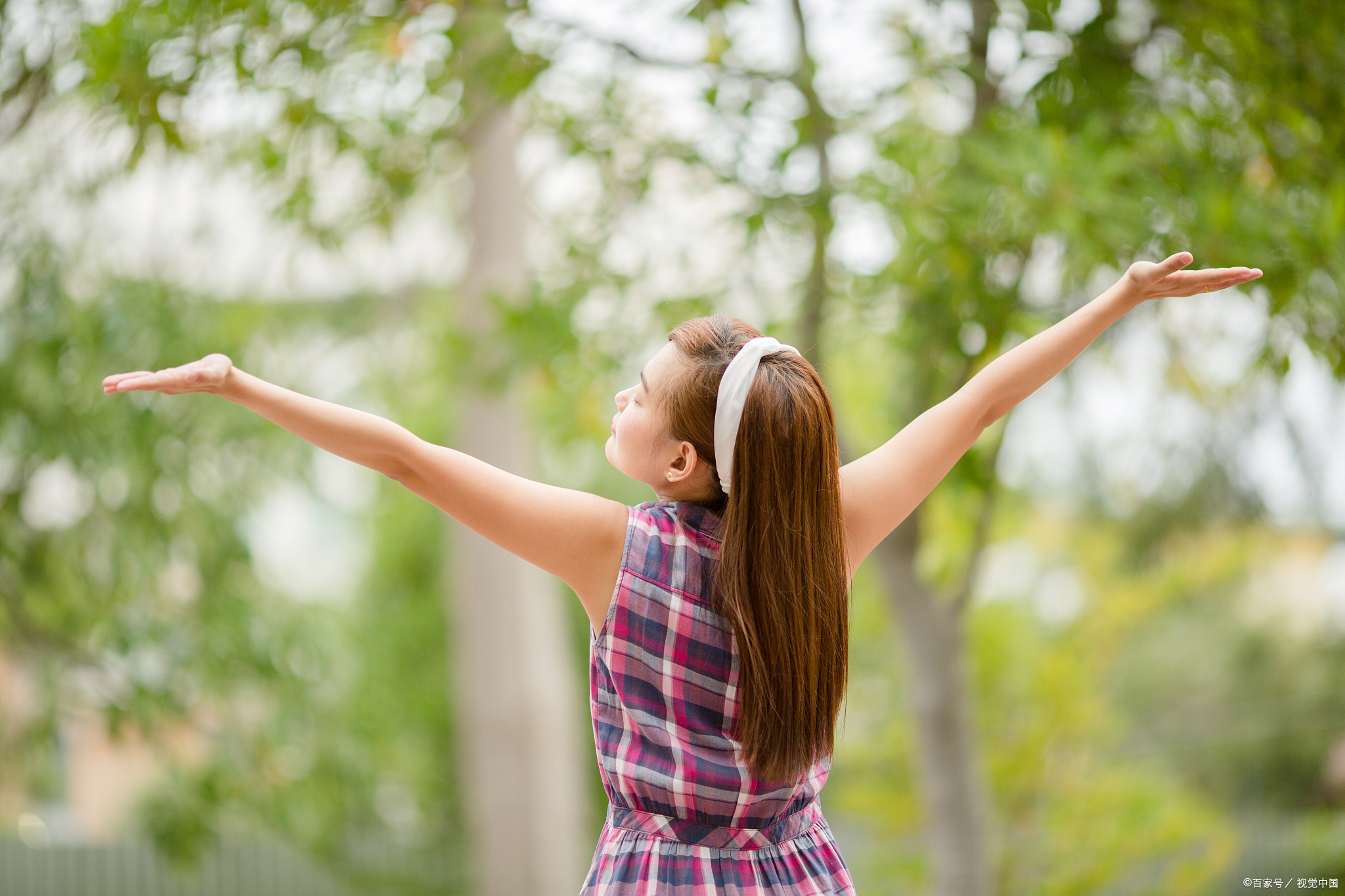 不屈不挠的斗争,讴歌大观园那群女孩为维护尊严进行的可歌可泣的斗争