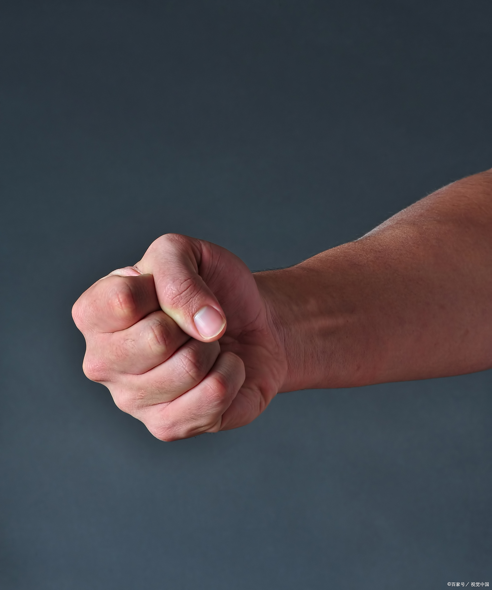 《正能量段子之毕淑敏妙谈拳头的力量》我不相信掌纹能够带给我什么