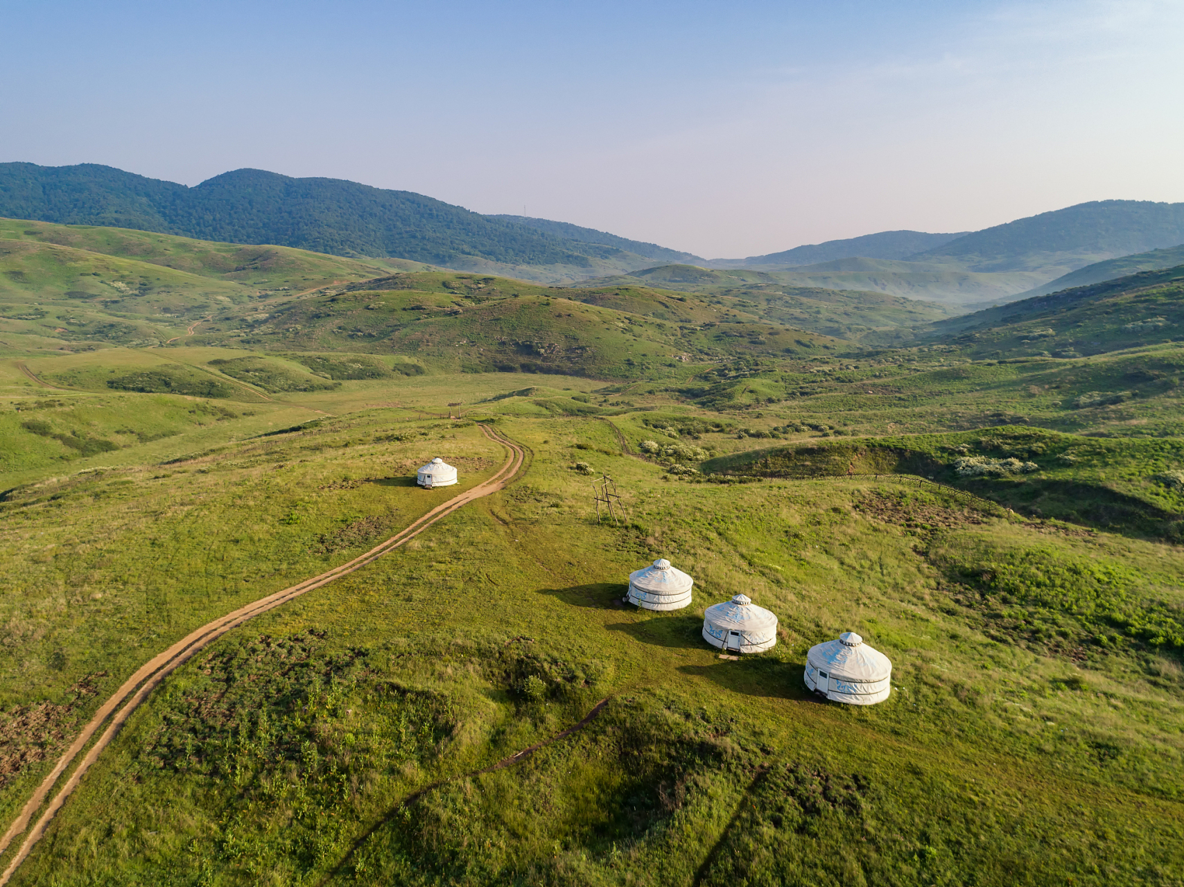 云顶草原位于贵阳市花溪区的高坡乡占地面积约为2000亩,距离花溪32