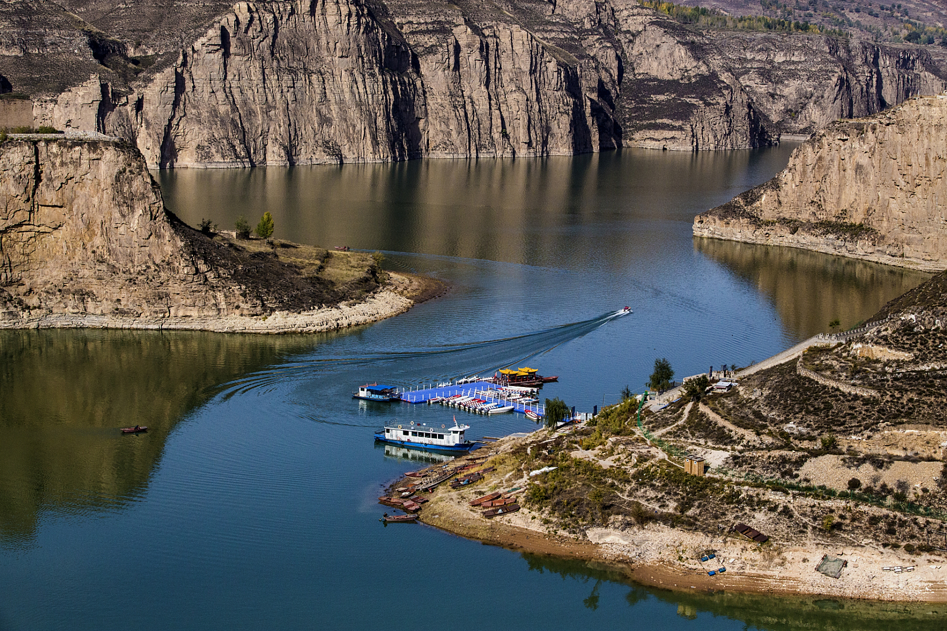 甘肃的黄河三峡,与重庆的长江三峡有着异曲同工之妙.