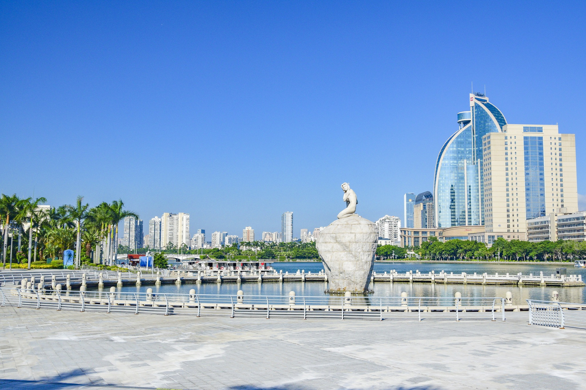 厦门的白鹭洲公园,是一处宜人的广场公园,环境优美,适合悠闲漫步.